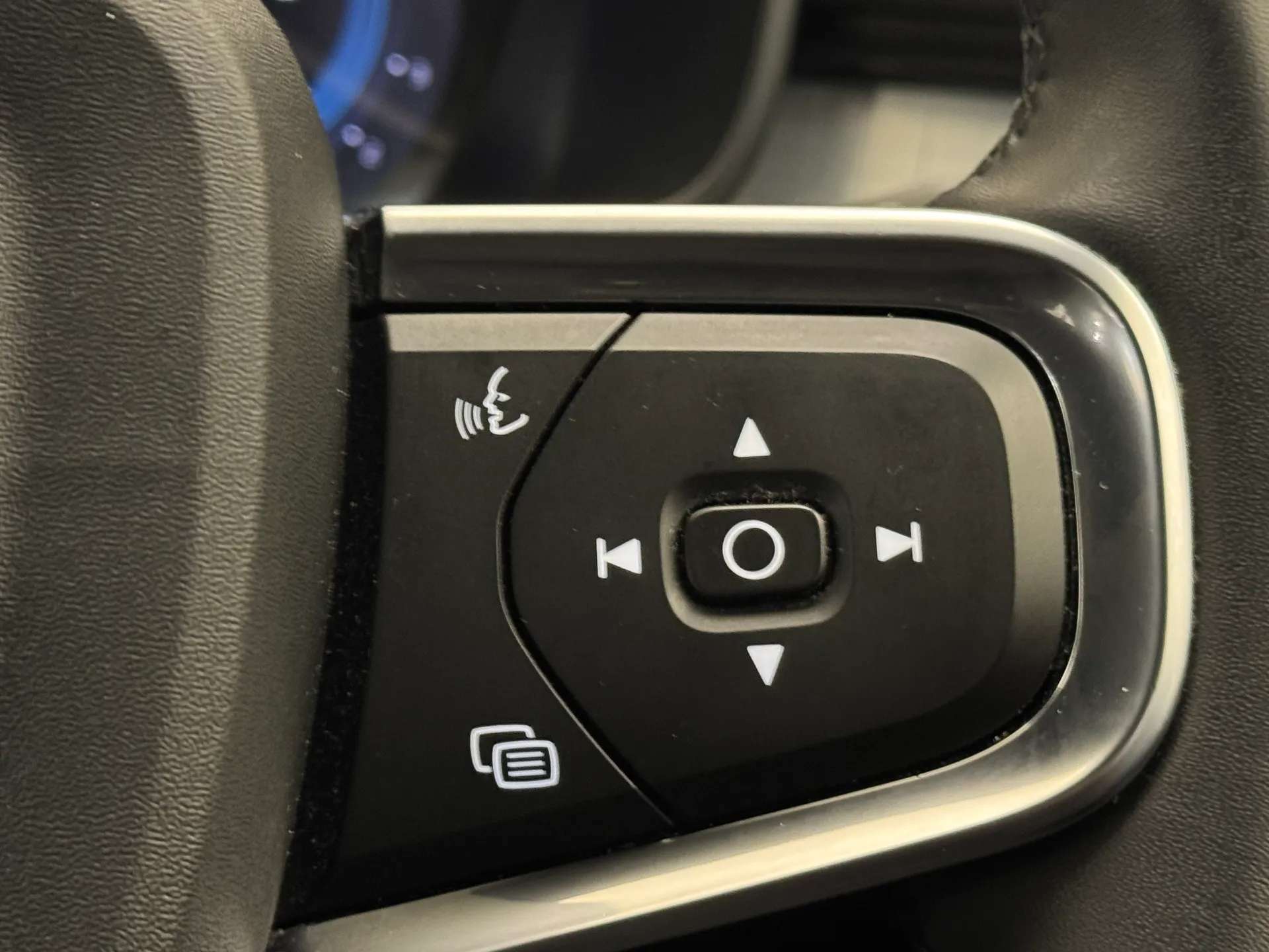 2023 VOLVO XC40 2023 VOLVO XC40