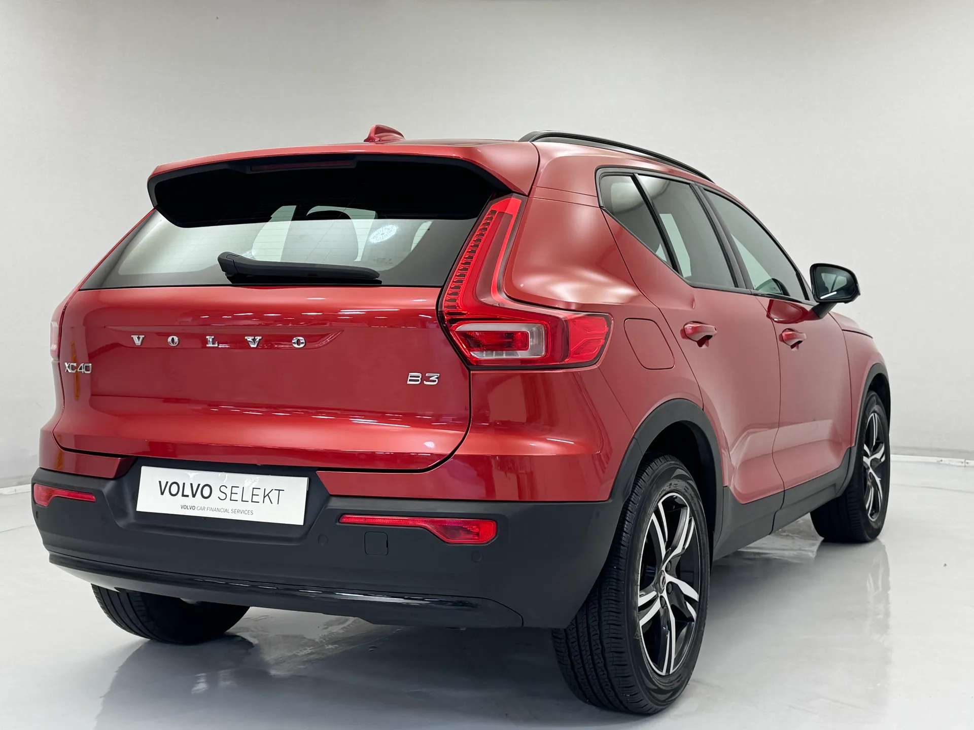 A 2023 VOLVO XC40 2.0 B3P Plus Dark 5dr Auto A 2023 VOLVO XC40 2.0 B3P Plus Dark 5dr Auto