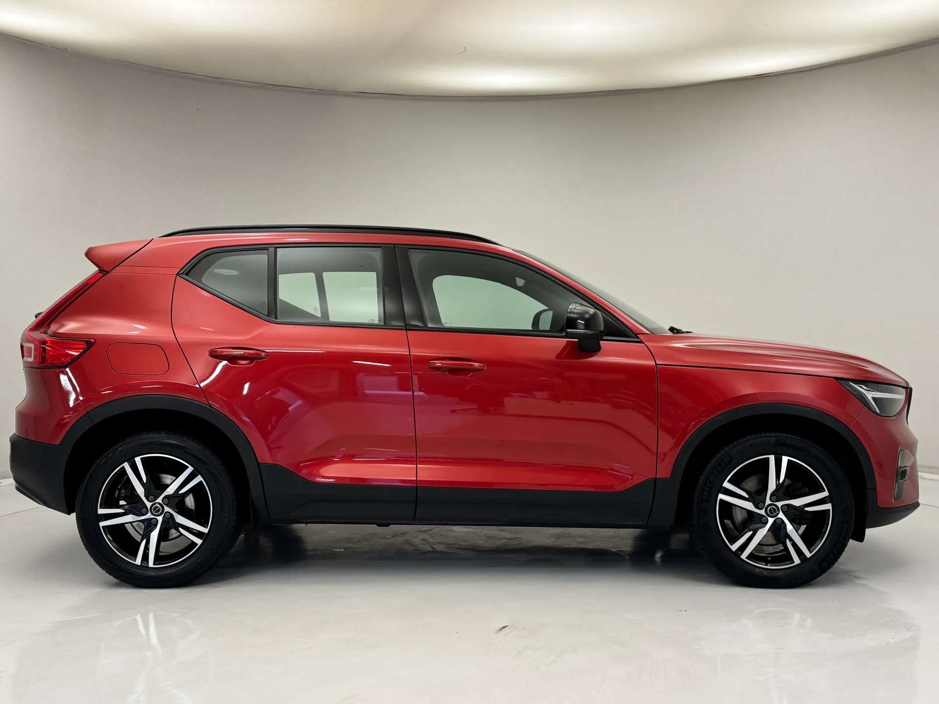 A 2023 VOLVO XC40 2.0 B3P Plus Dark 5dr Auto A 2023 VOLVO XC40 2.0 B3P Plus Dark 5dr Auto