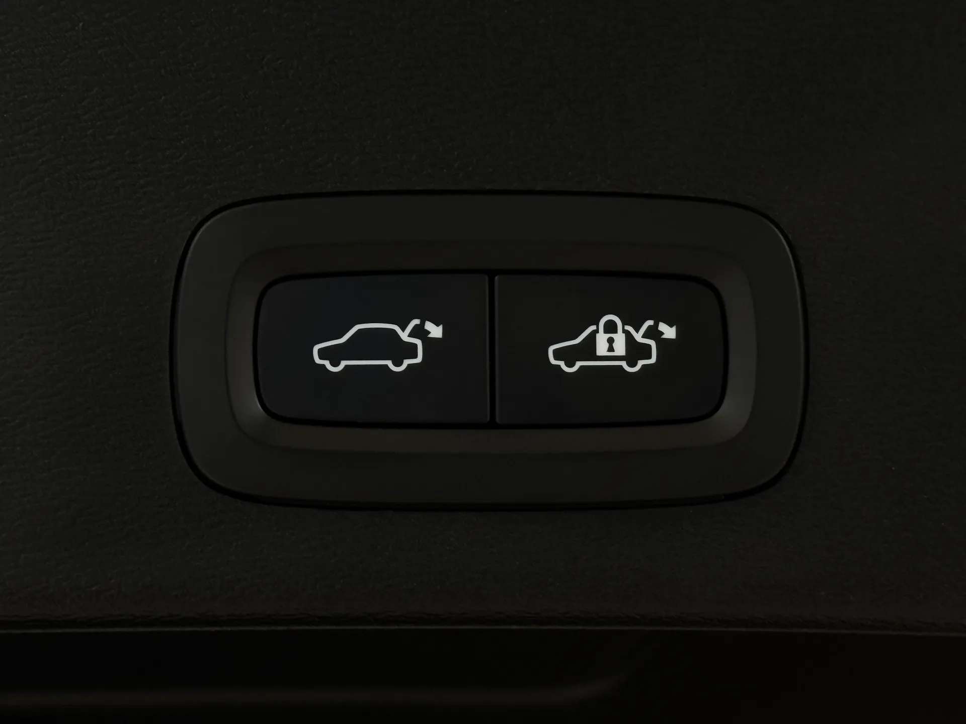 2023 VOLVO XC40 2023 VOLVO XC40