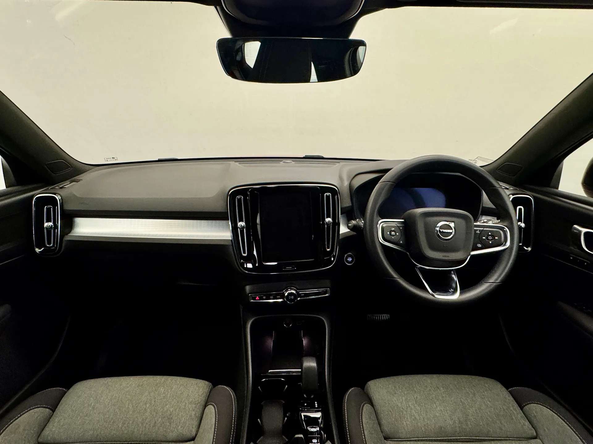 2023 VOLVO XC40 2023 VOLVO XC40