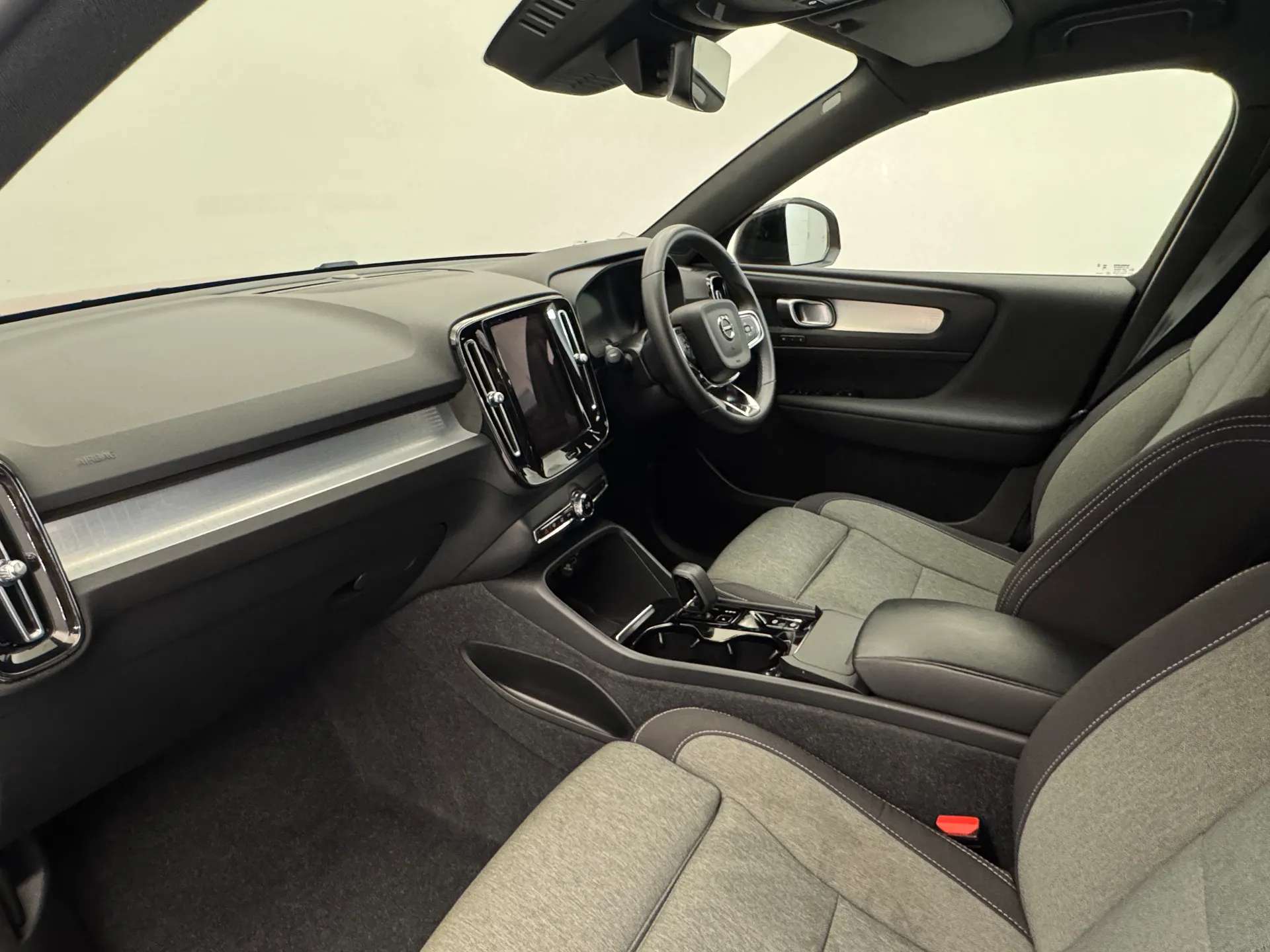 2023 VOLVO XC40 2023 VOLVO XC40