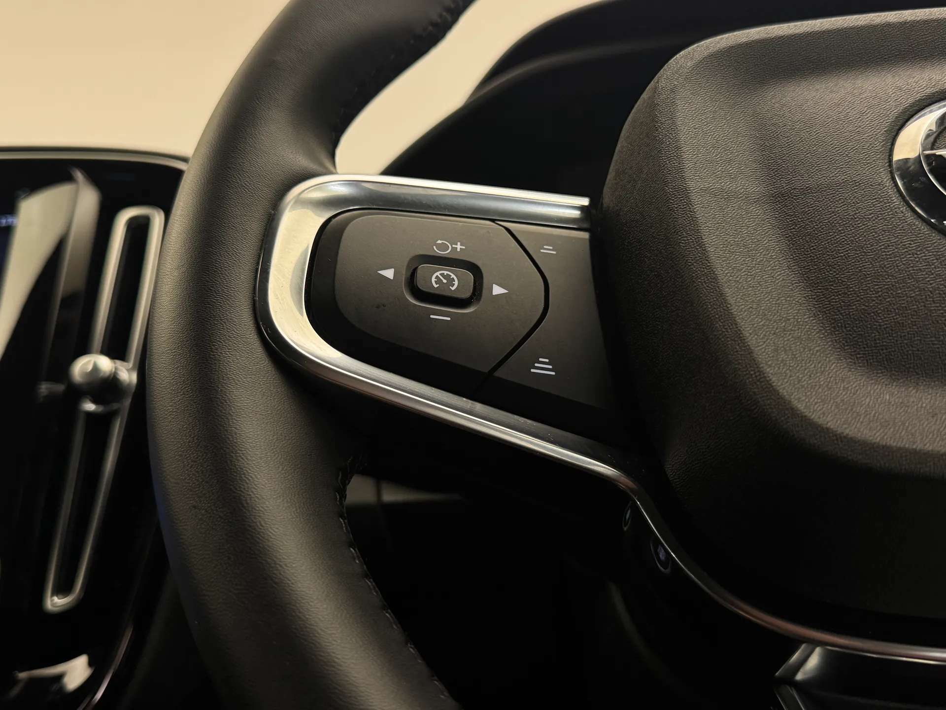 2023 VOLVO XC40 2023 VOLVO XC40