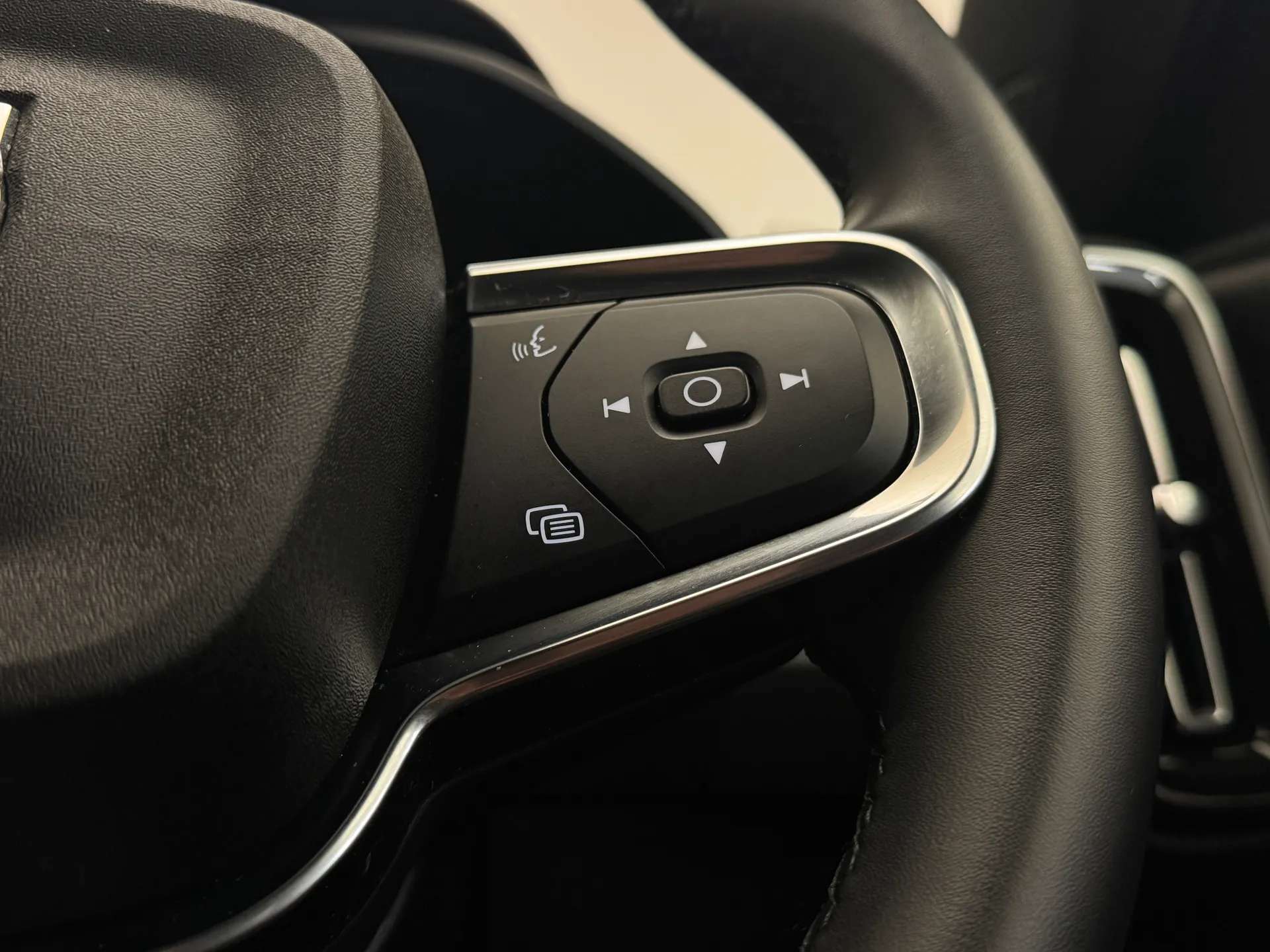 2023 VOLVO XC40 2023 VOLVO XC40