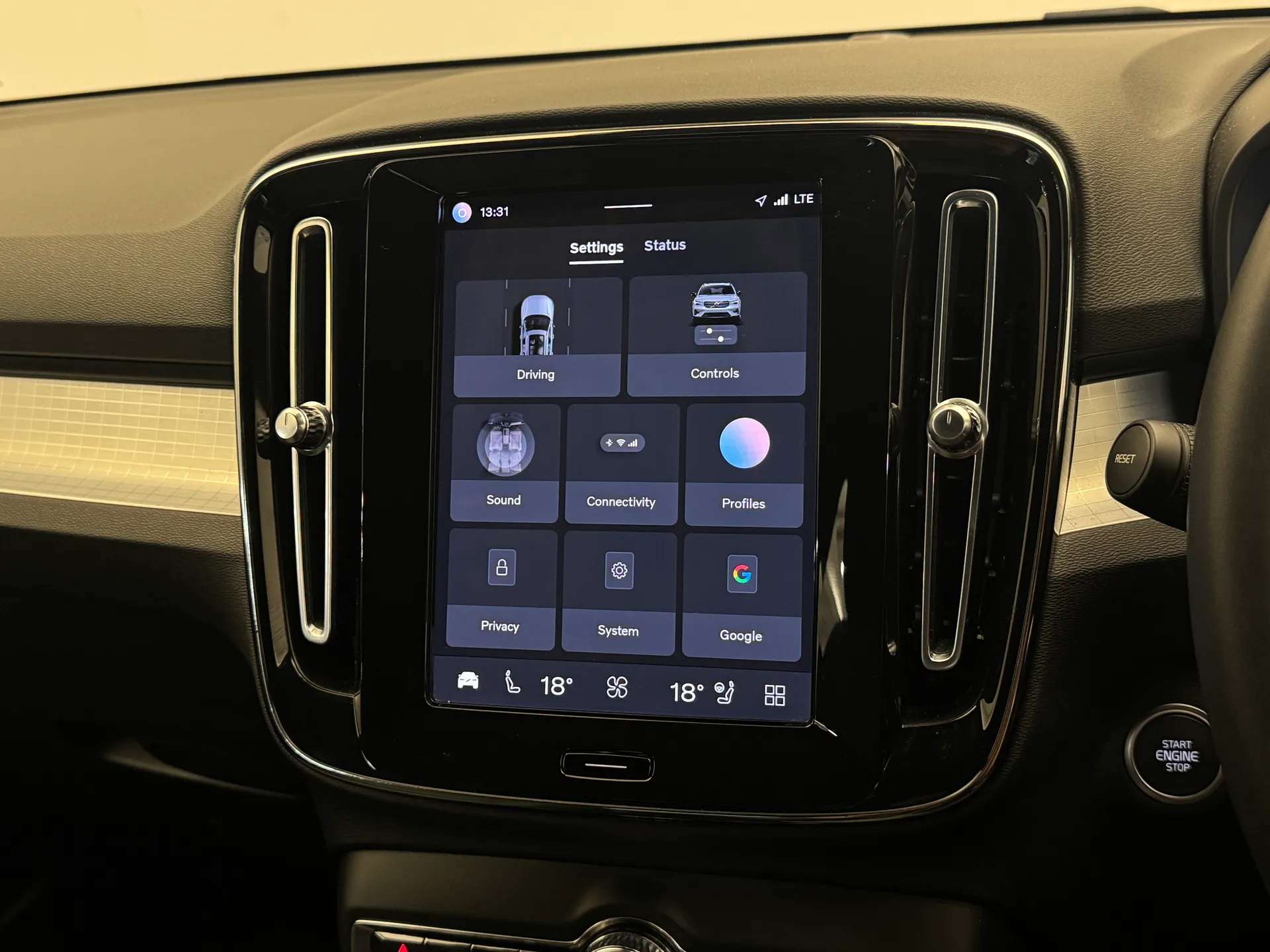 2023 VOLVO XC40 2023 VOLVO XC40