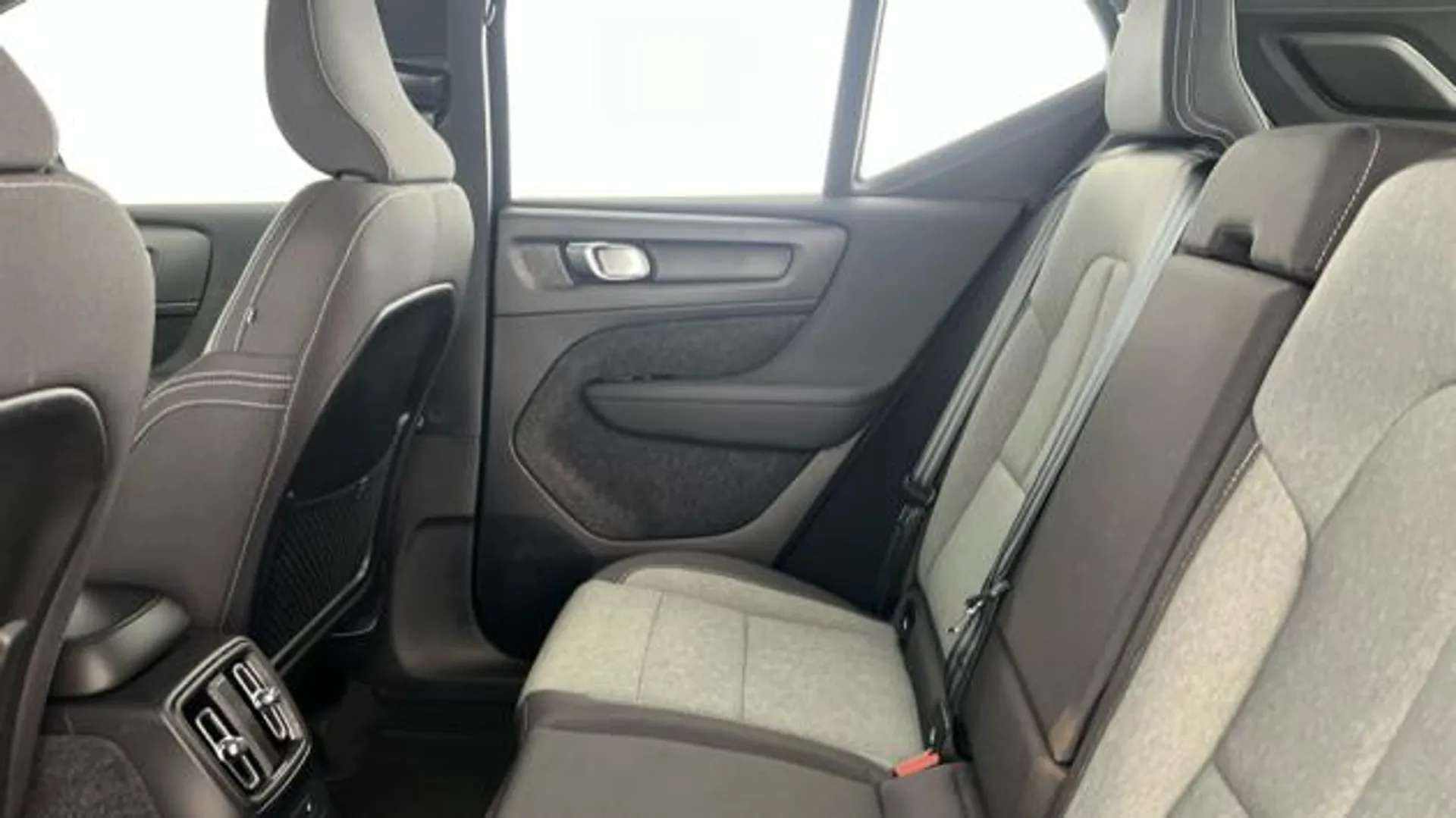 2023 VOLVO XC40 2023 VOLVO XC40