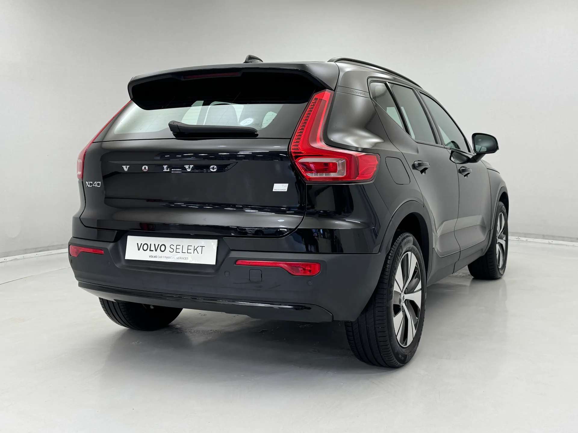 2023 VOLVO XC40 2023 VOLVO XC40