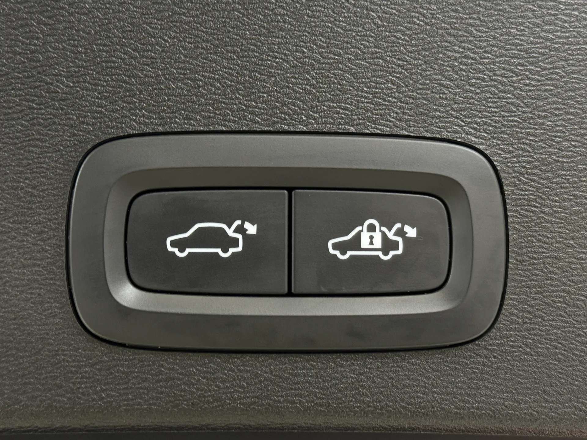2023 VOLVO XC40 2023 VOLVO XC40
