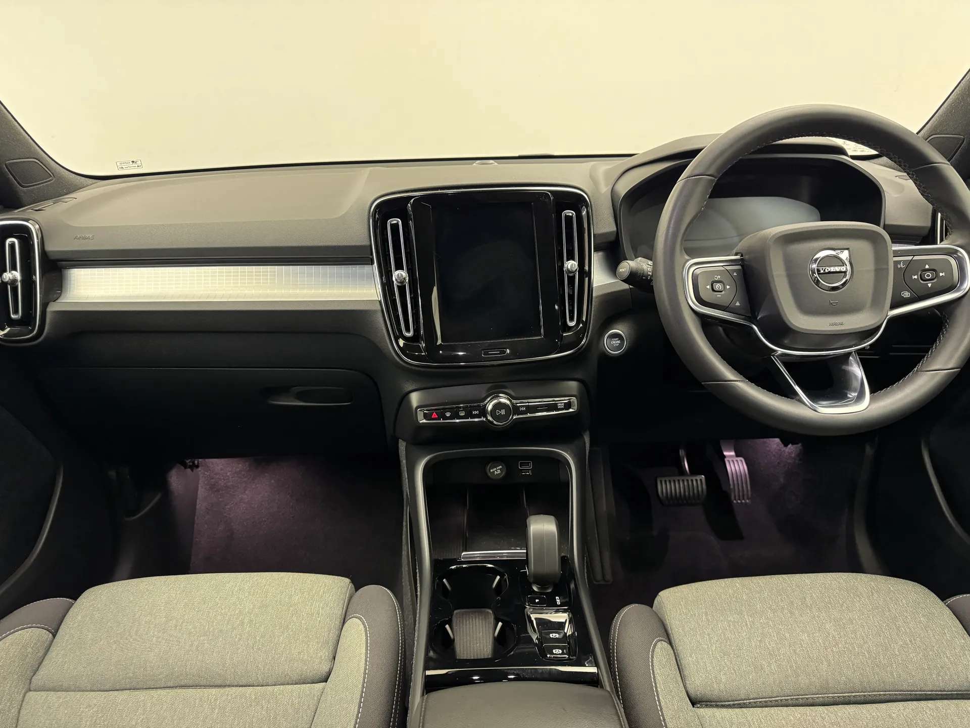 2023 VOLVO XC40 2023 VOLVO XC40