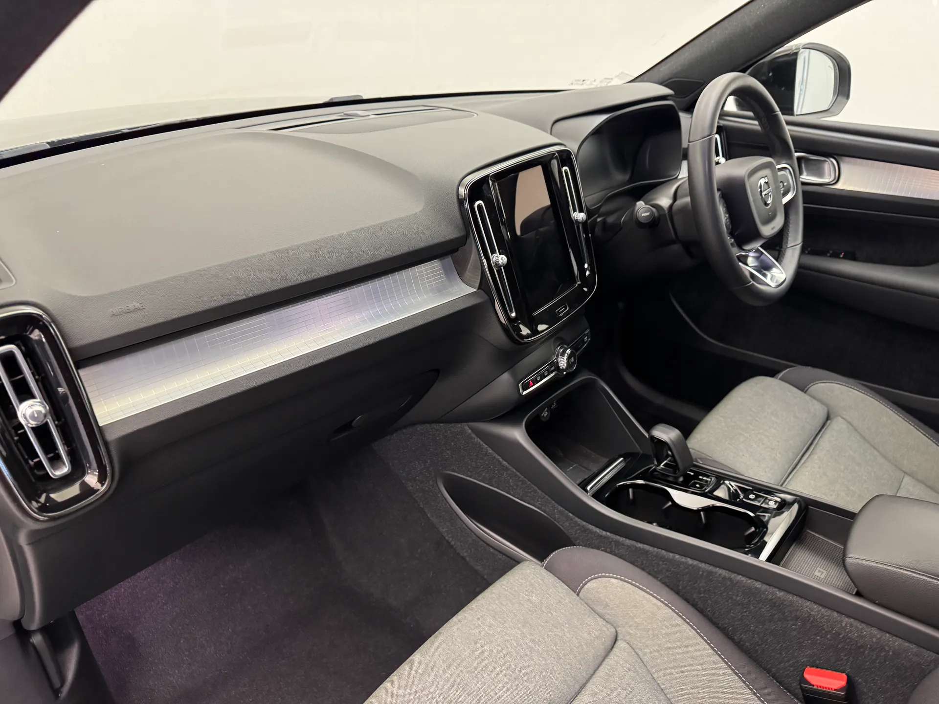 2023 VOLVO XC40 2023 VOLVO XC40