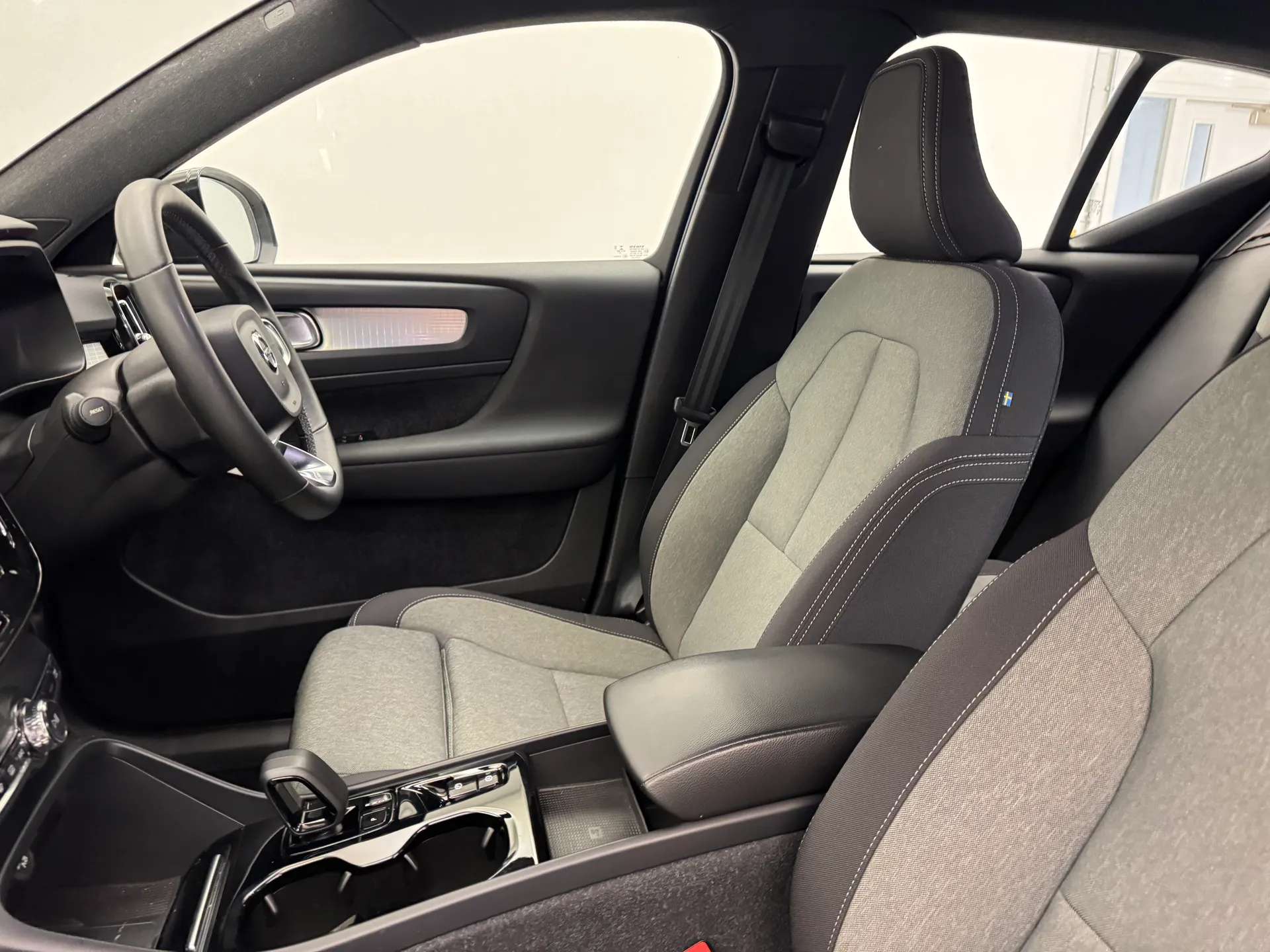 2023 VOLVO XC40 2023 VOLVO XC40