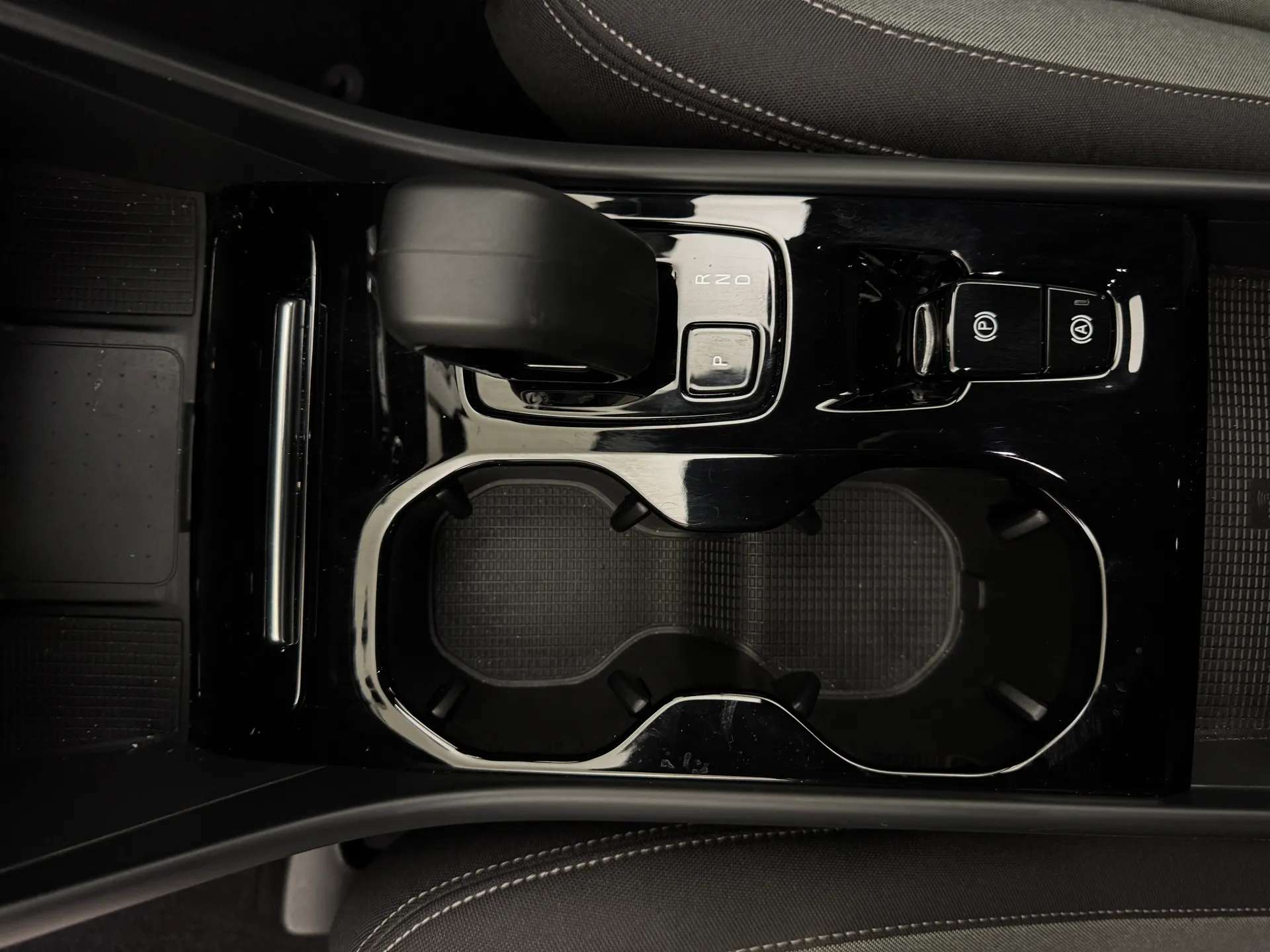 2023 VOLVO XC40 2023 VOLVO XC40