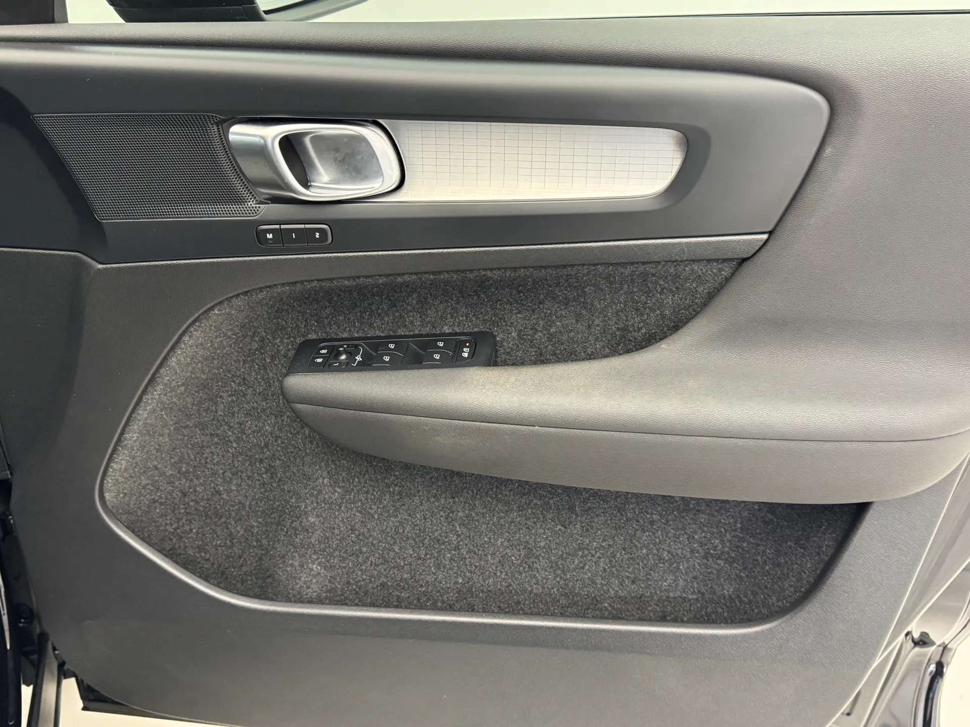 2023 VOLVO XC40 2023 VOLVO XC40