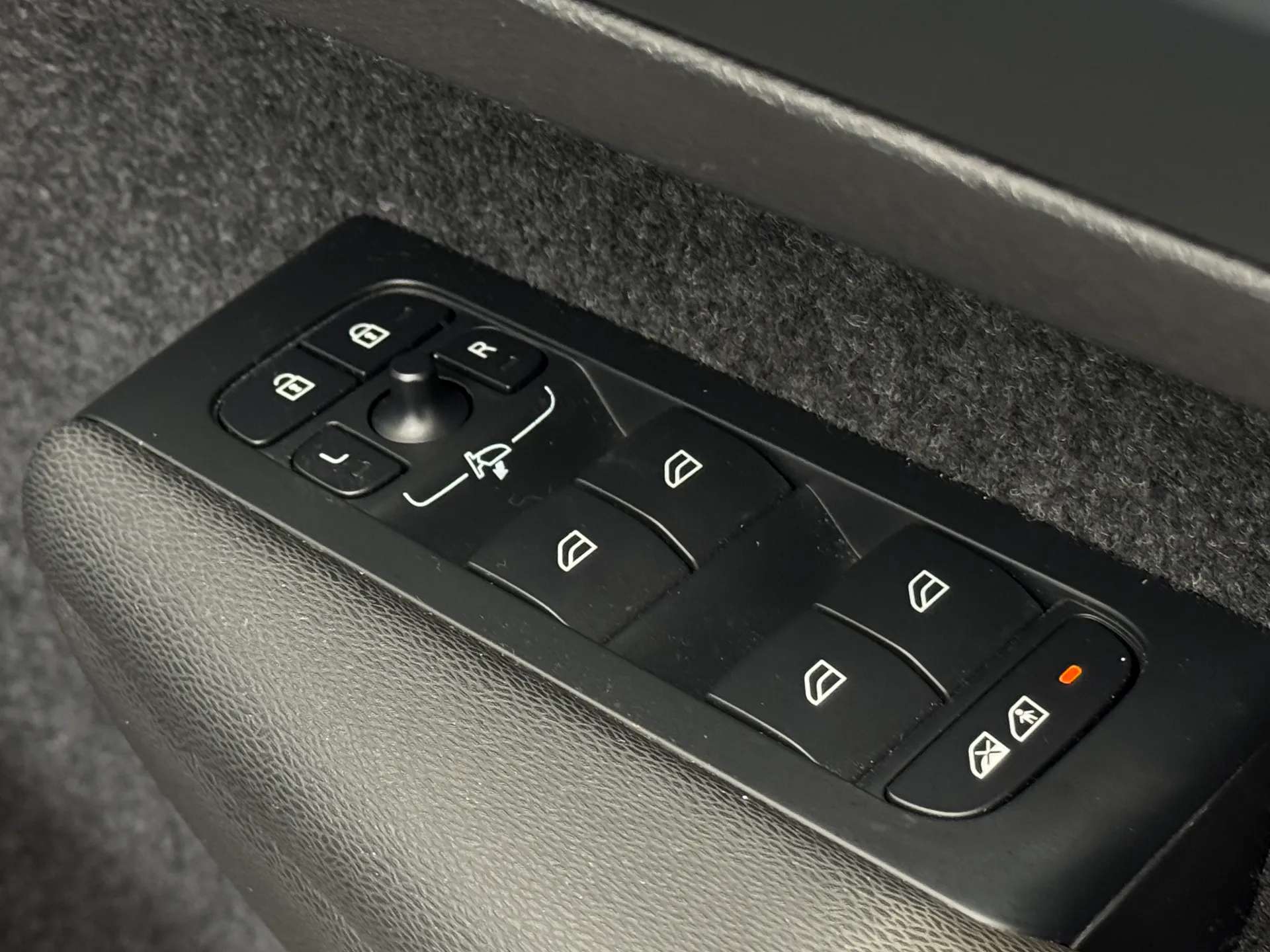 2023 VOLVO XC40 2023 VOLVO XC40