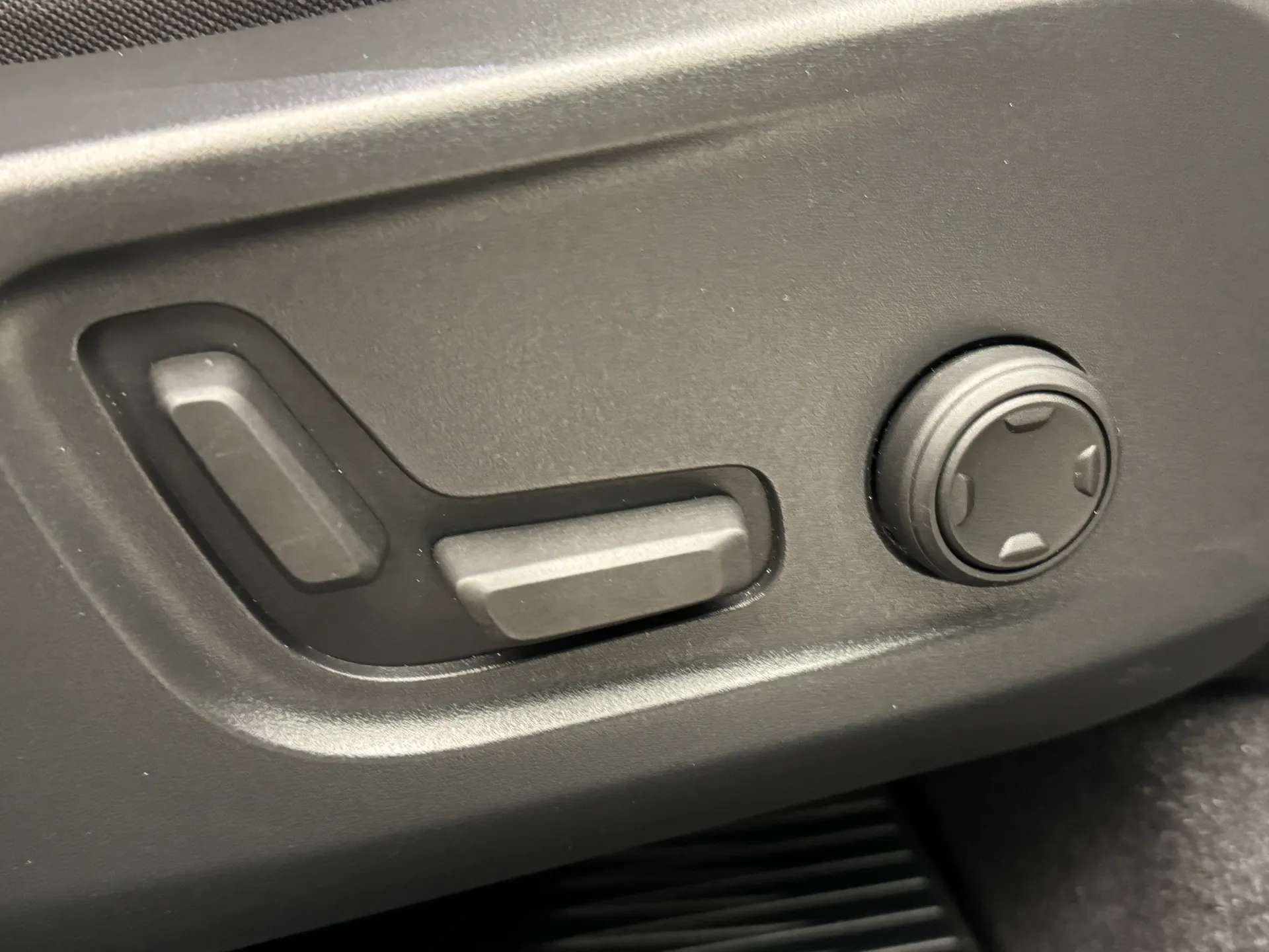 2023 VOLVO XC40 2023 VOLVO XC40