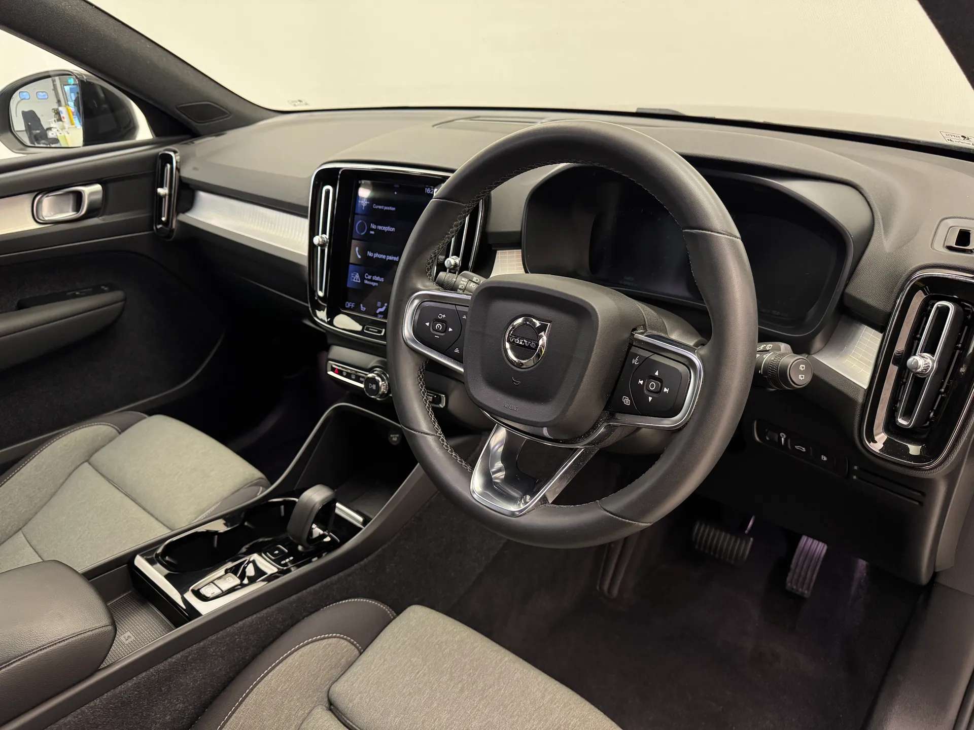 2023 VOLVO XC40 2023 VOLVO XC40