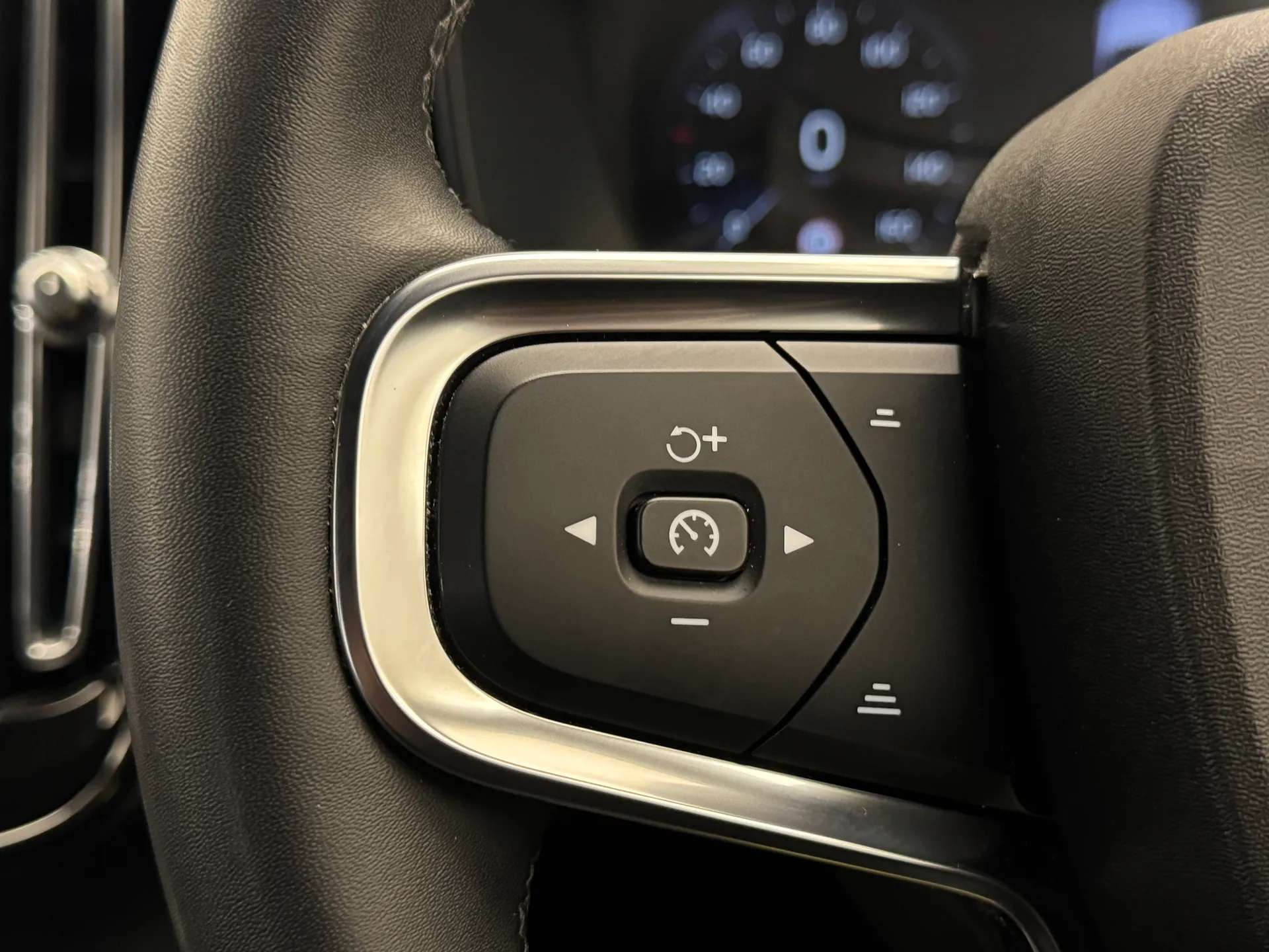 2023 VOLVO XC40 2023 VOLVO XC40