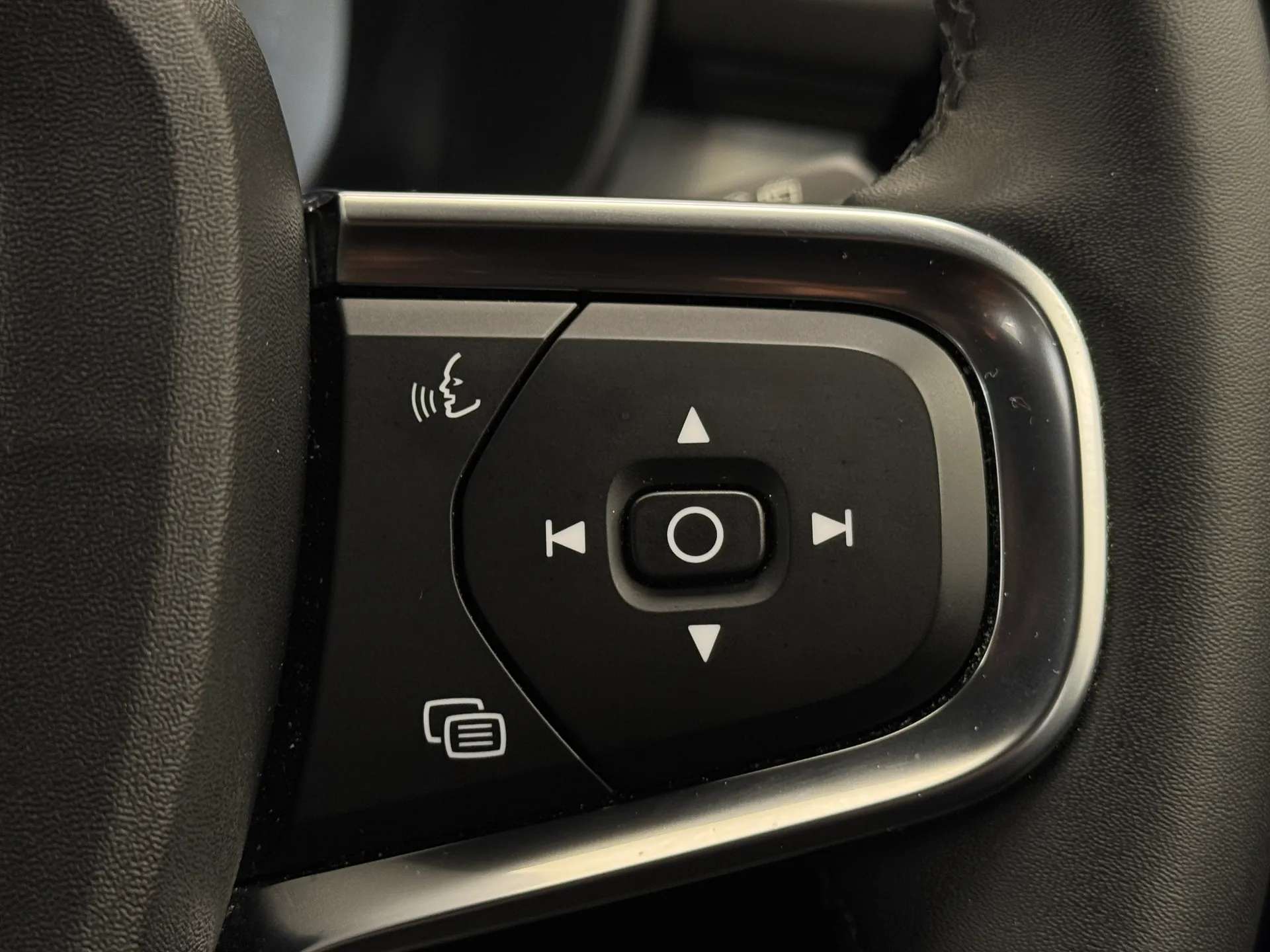 2023 VOLVO XC40 2023 VOLVO XC40