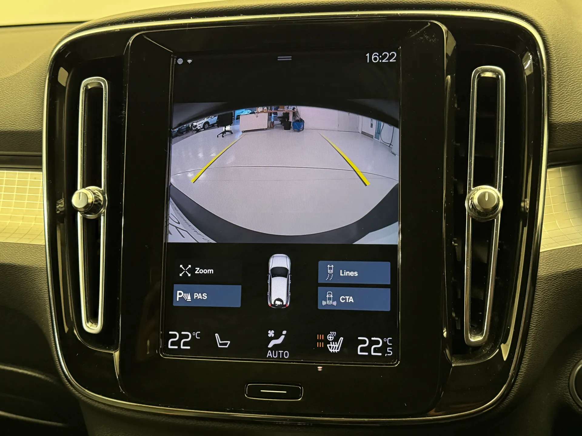 2023 VOLVO XC40 2023 VOLVO XC40
