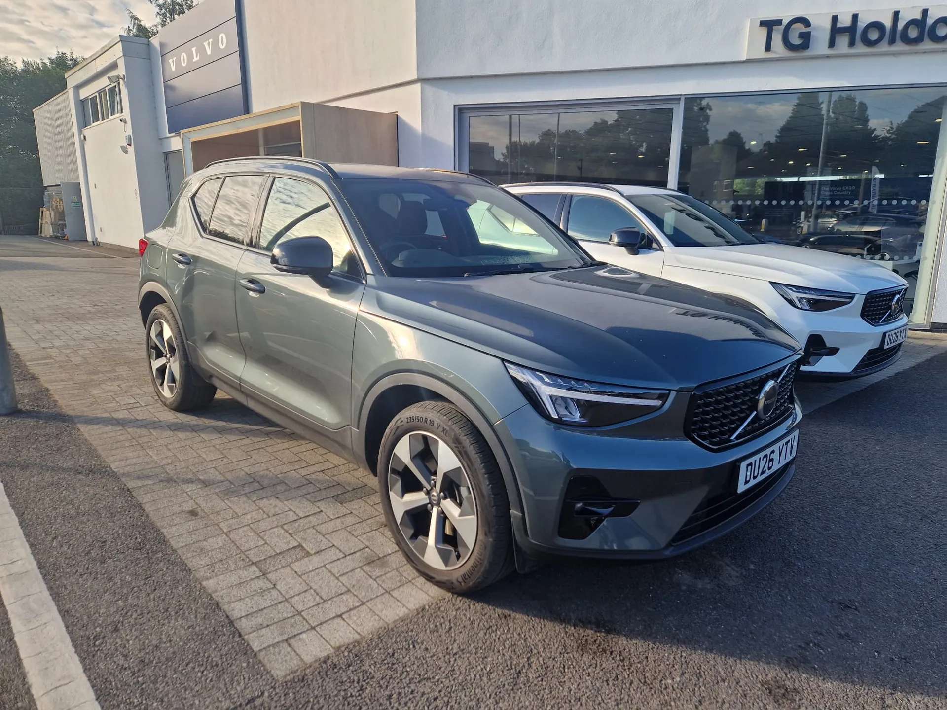 A 2026 VOLVO XC40 2.0 B3P Plus Dark 5dr Auto A 2026 VOLVO XC40 2.0 B3P Plus Dark 5dr Auto