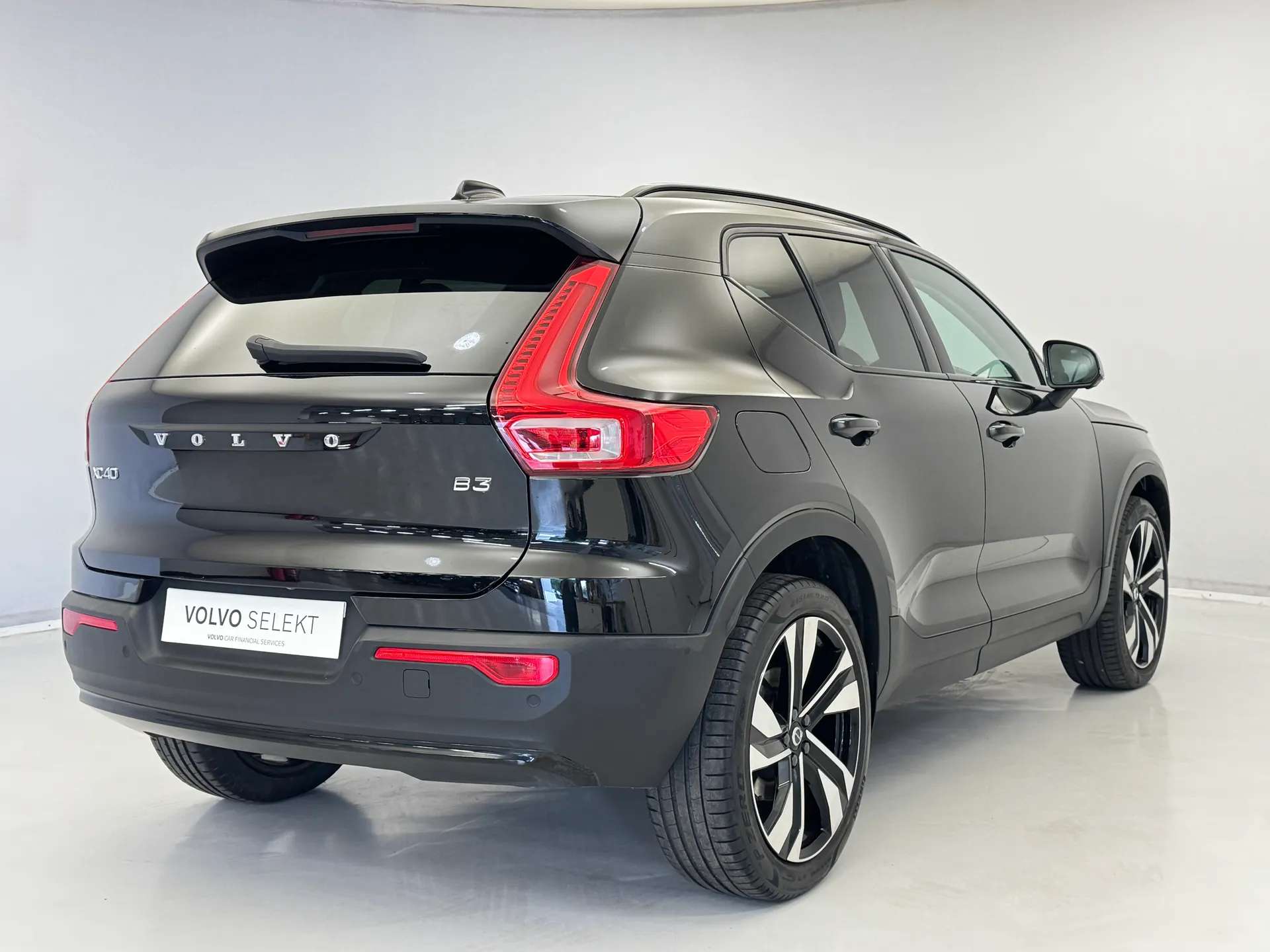 A 2023 VOLVO XC40 2.0 B3P Ultimate Dark 5dr Auto A 2023 VOLVO XC40 2.0 B3P Ultimate Dark 5dr Auto