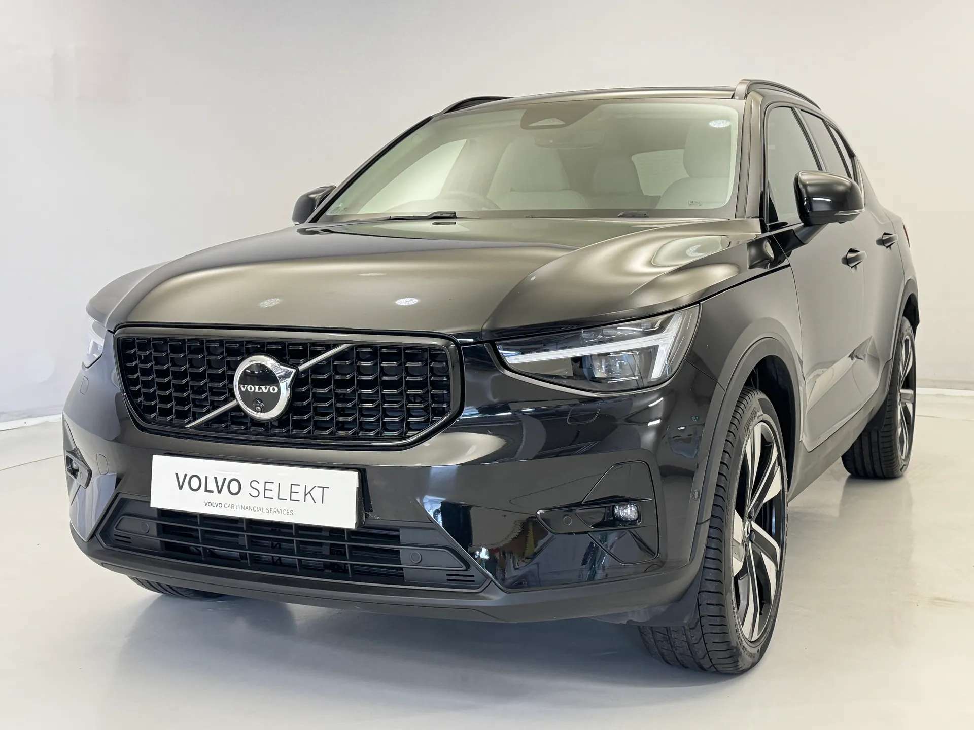 A 2023 VOLVO XC40 2.0 B3P Ultimate Dark 5dr Auto A 2023 VOLVO XC40 2.0 B3P Ultimate Dark 5dr Auto