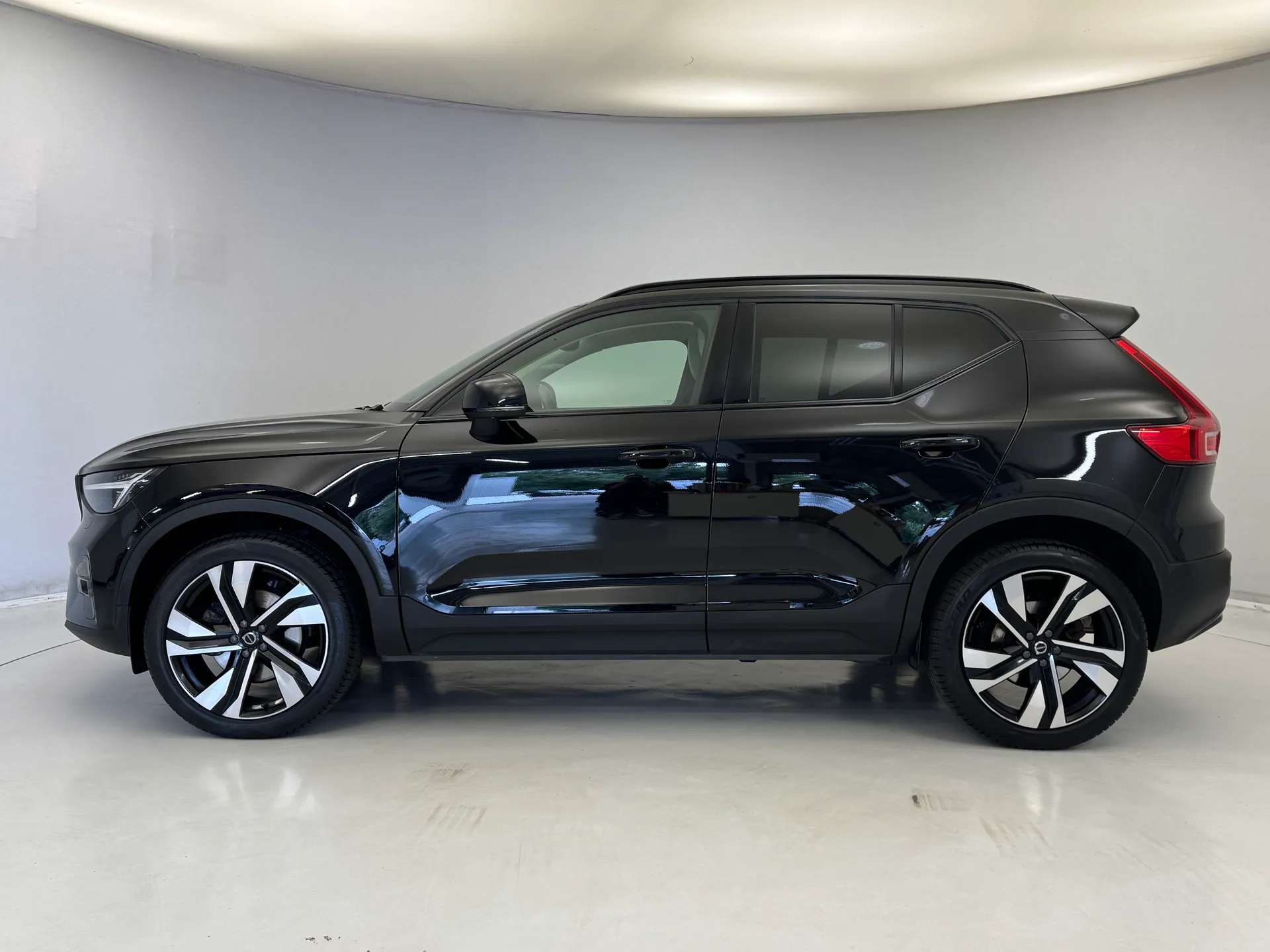 2023 VOLVO XC40 2023 VOLVO XC40