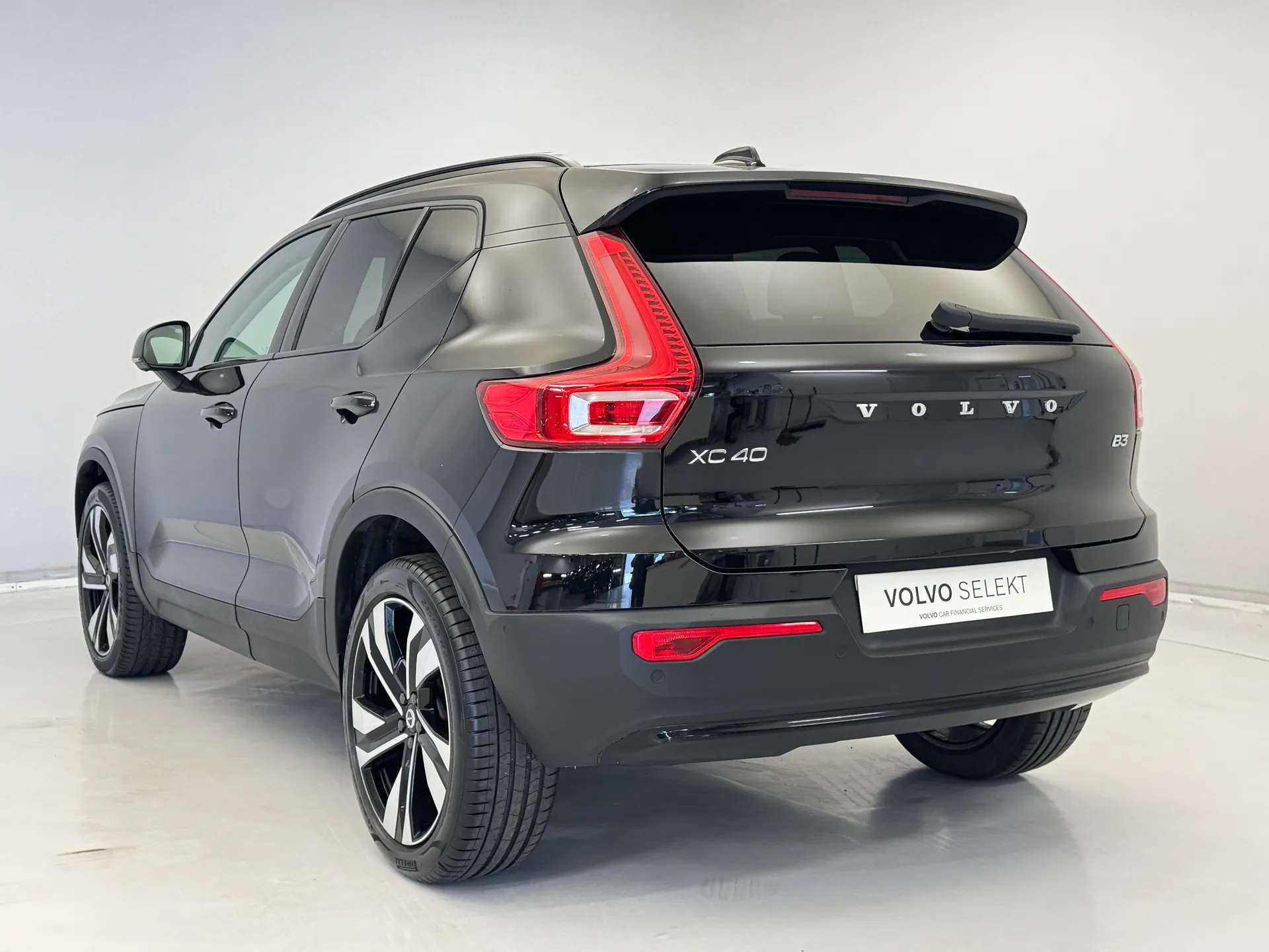 2023 VOLVO XC40 2023 VOLVO XC40