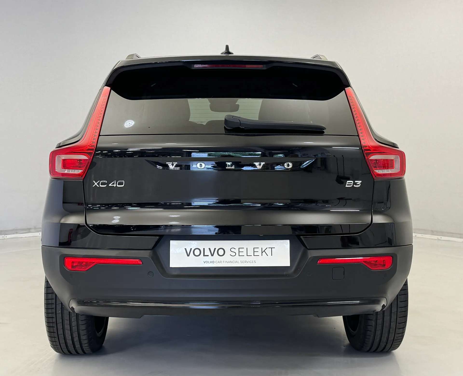 2023 VOLVO XC40 2023 VOLVO XC40