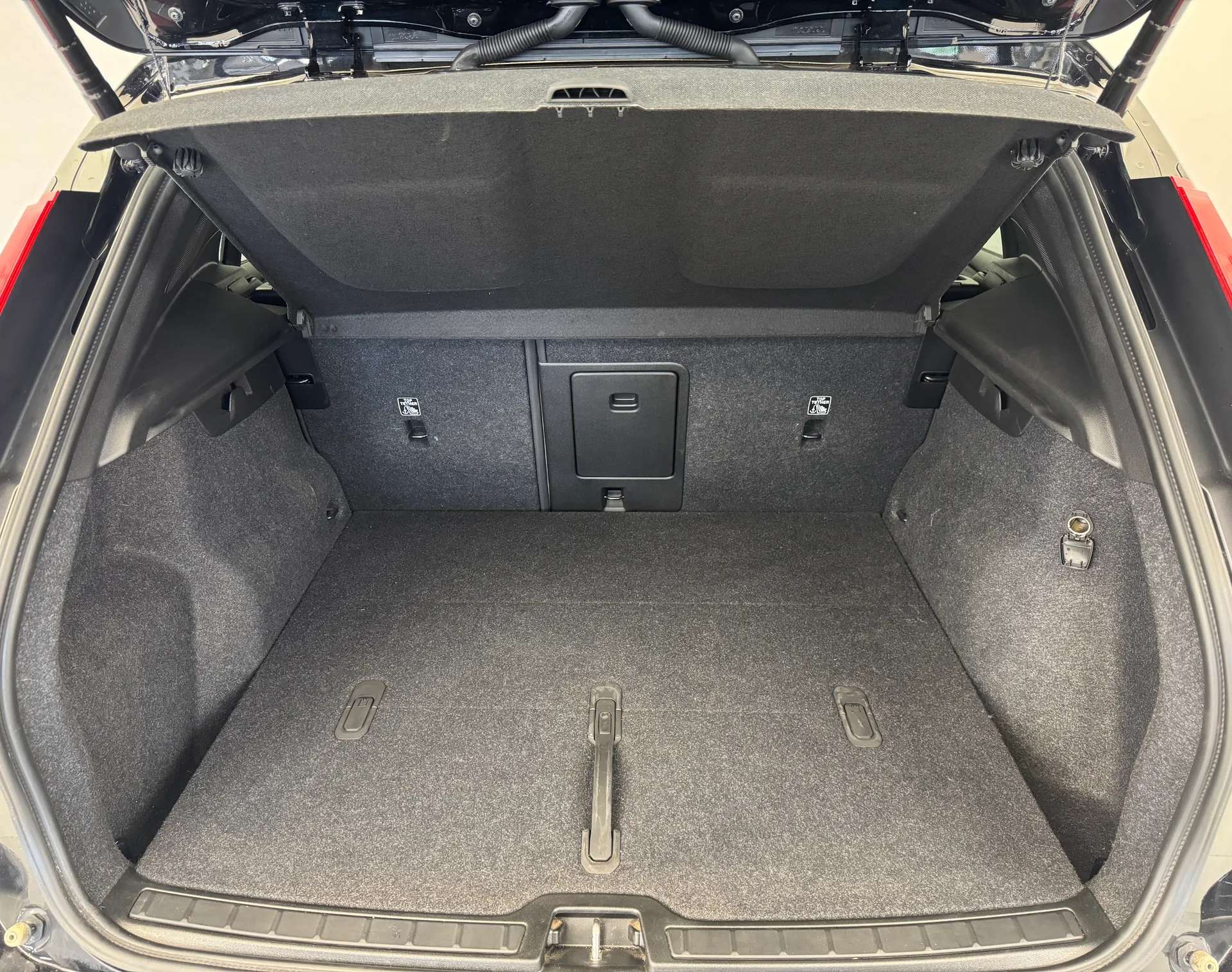 2023 VOLVO XC40 2023 VOLVO XC40