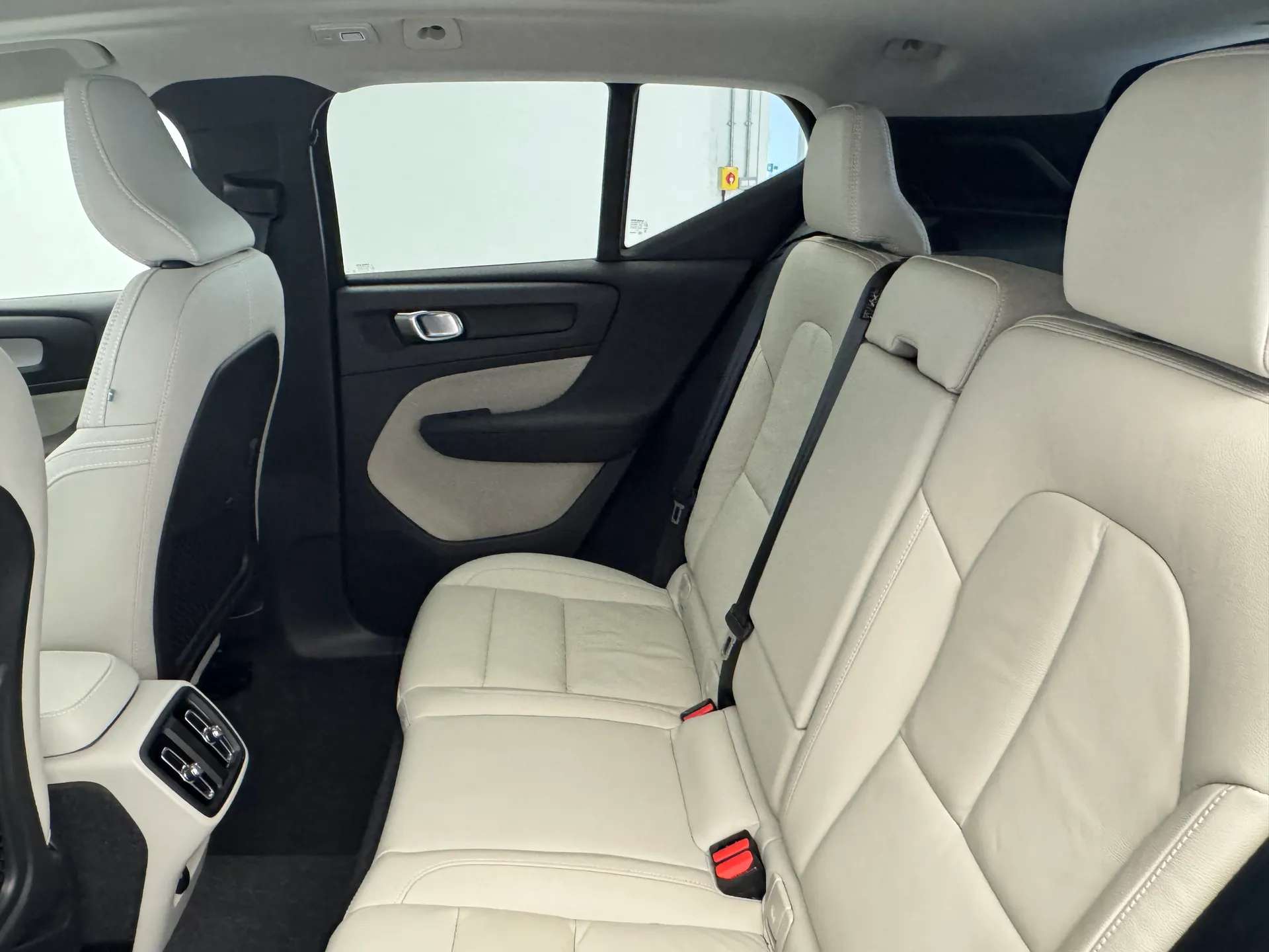 2023 VOLVO XC40 2023 VOLVO XC40