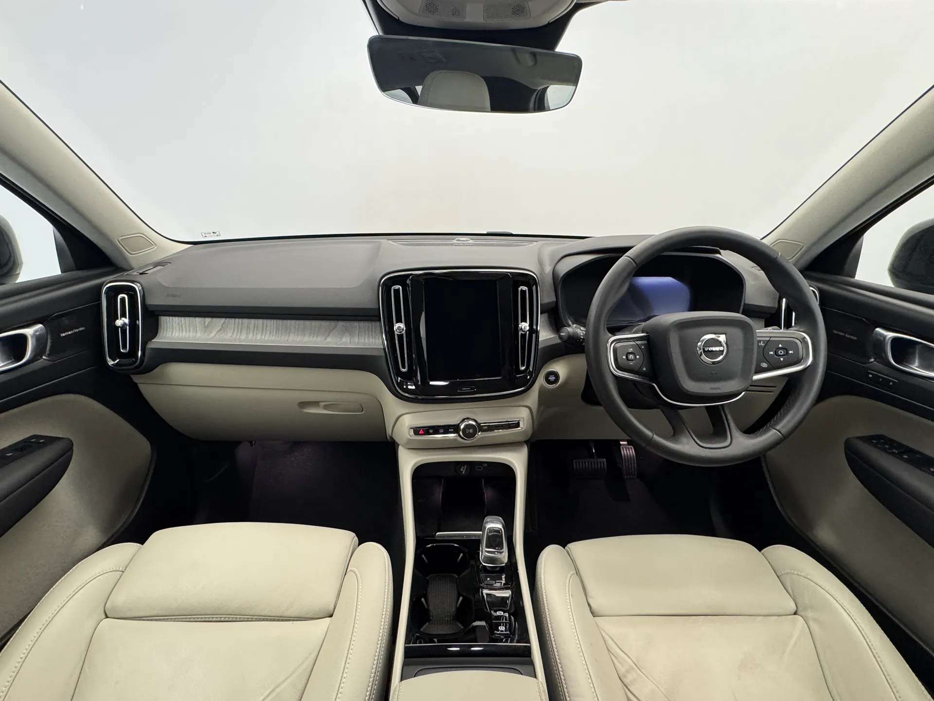 2023 VOLVO XC40 2023 VOLVO XC40