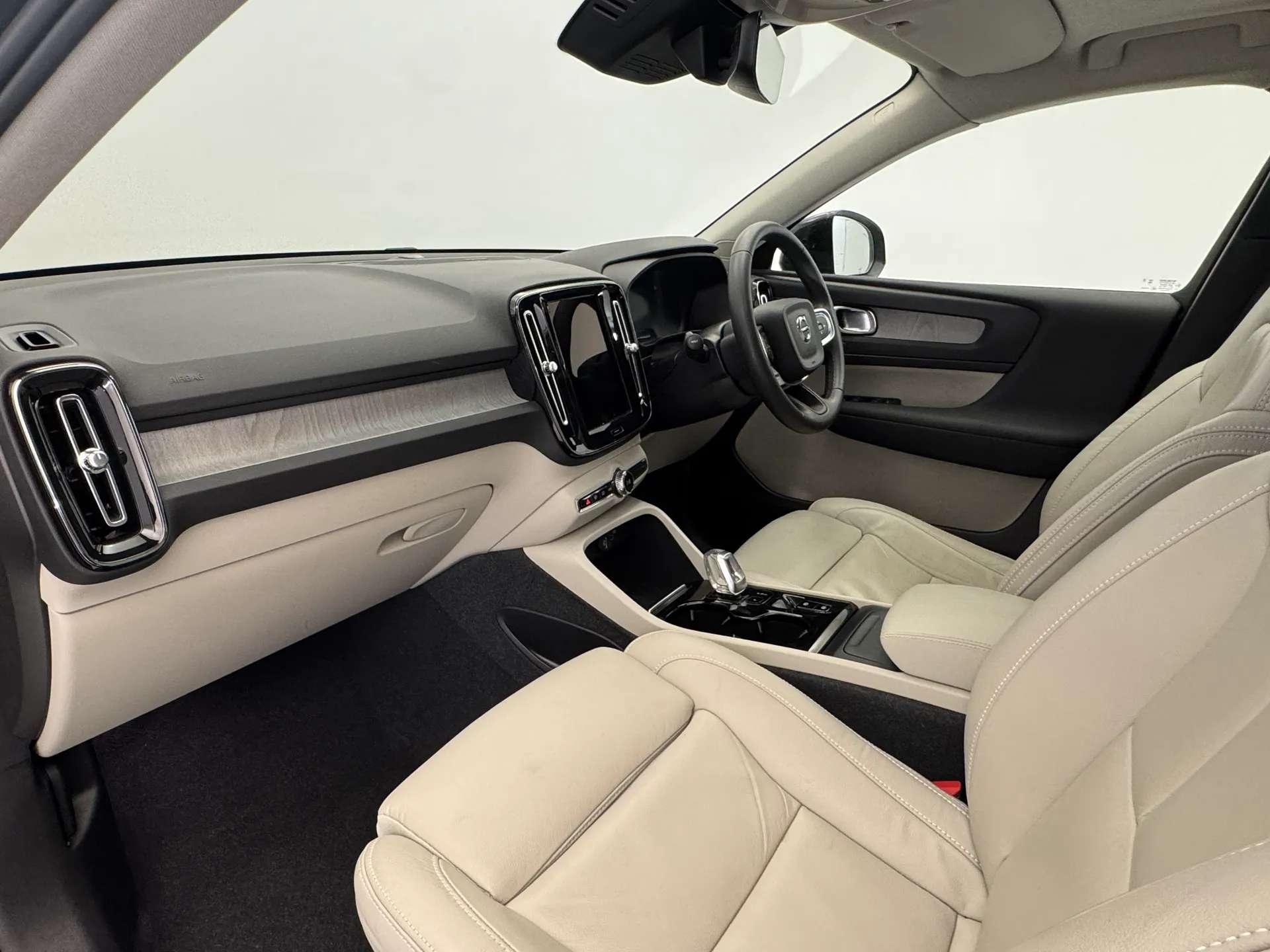 2023 VOLVO XC40 2023 VOLVO XC40