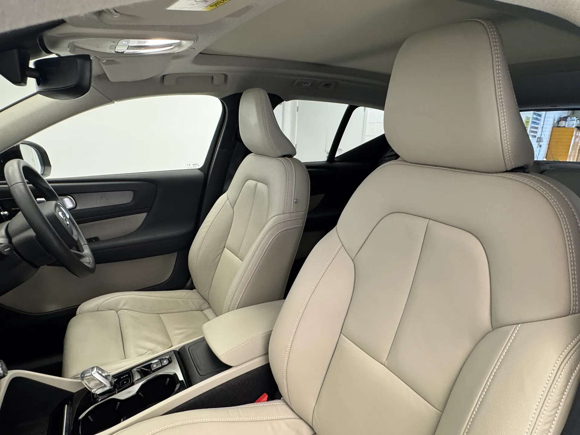2023 VOLVO XC40 2023 VOLVO XC40