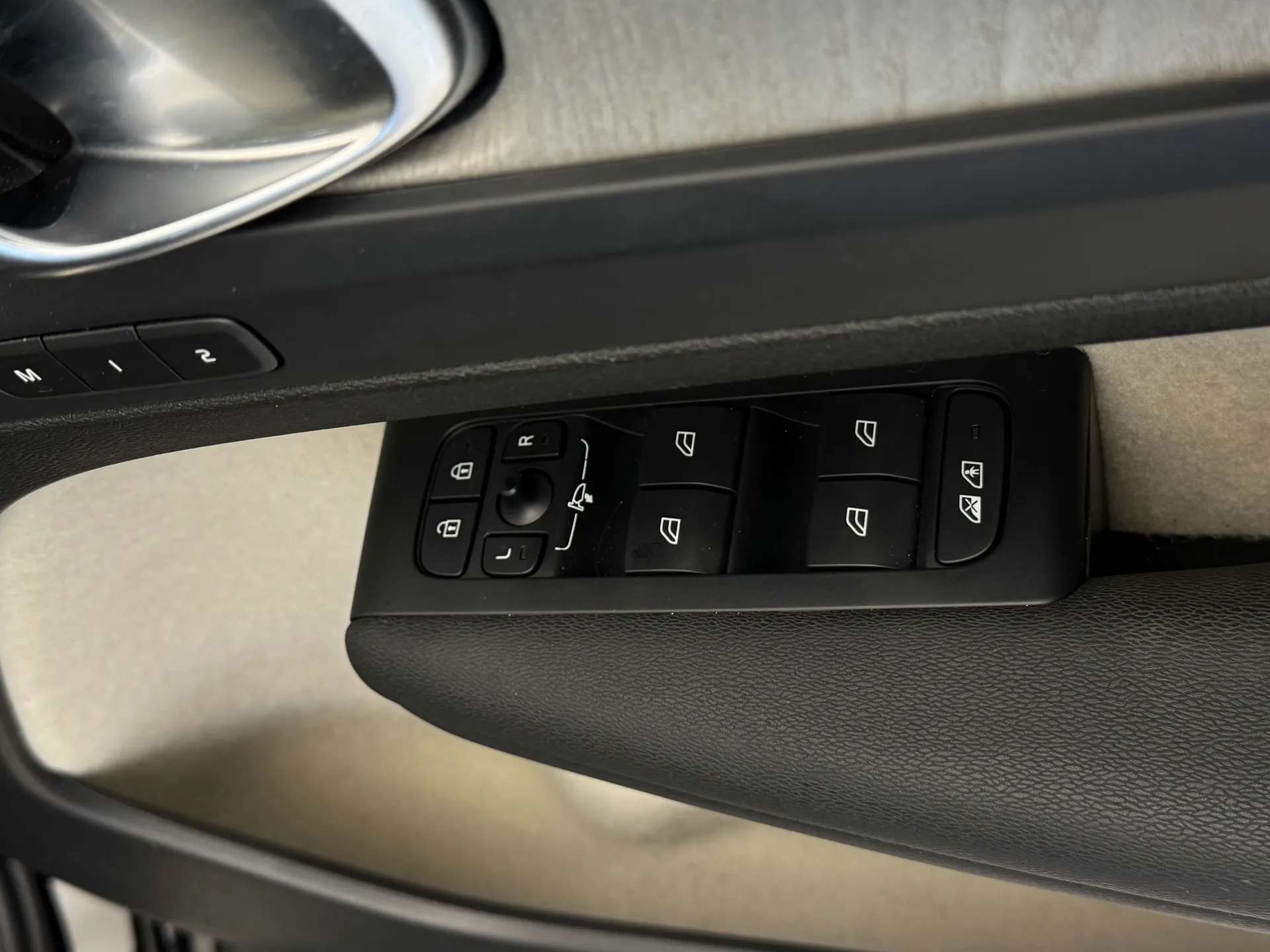 2023 VOLVO XC40 2023 VOLVO XC40