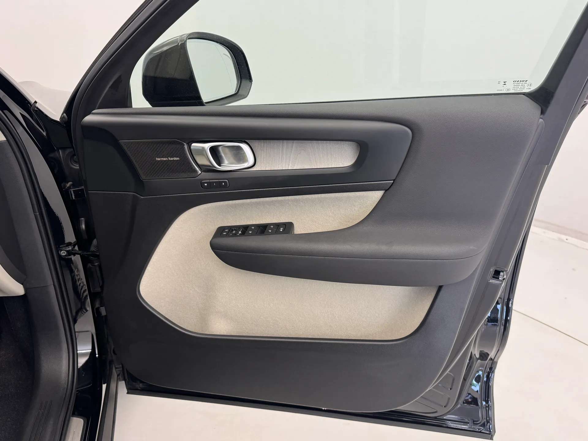 2023 VOLVO XC40 2023 VOLVO XC40