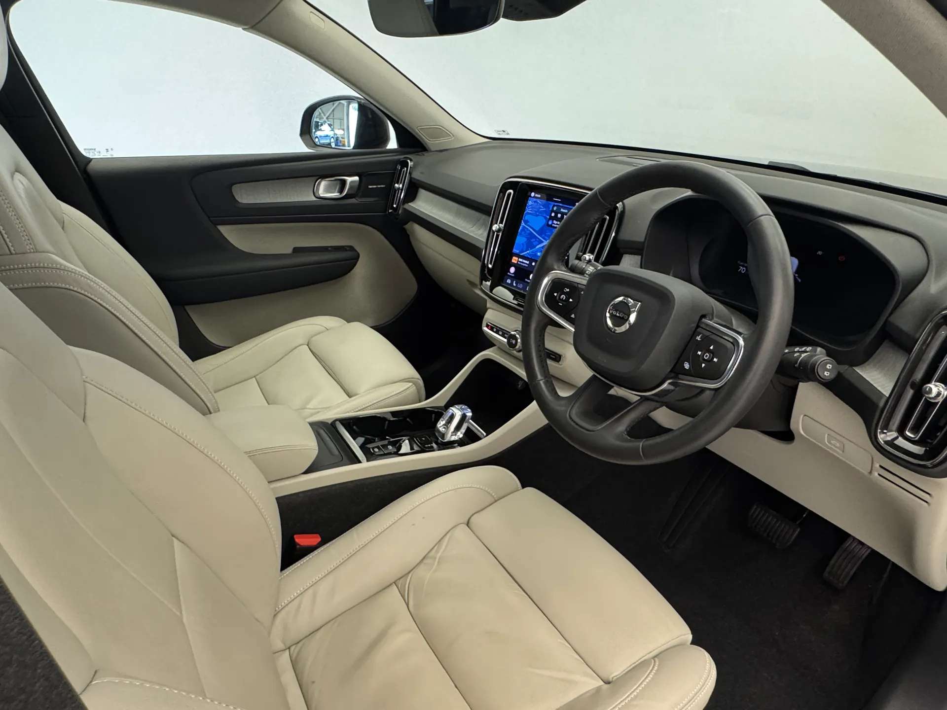 2023 VOLVO XC40 2023 VOLVO XC40