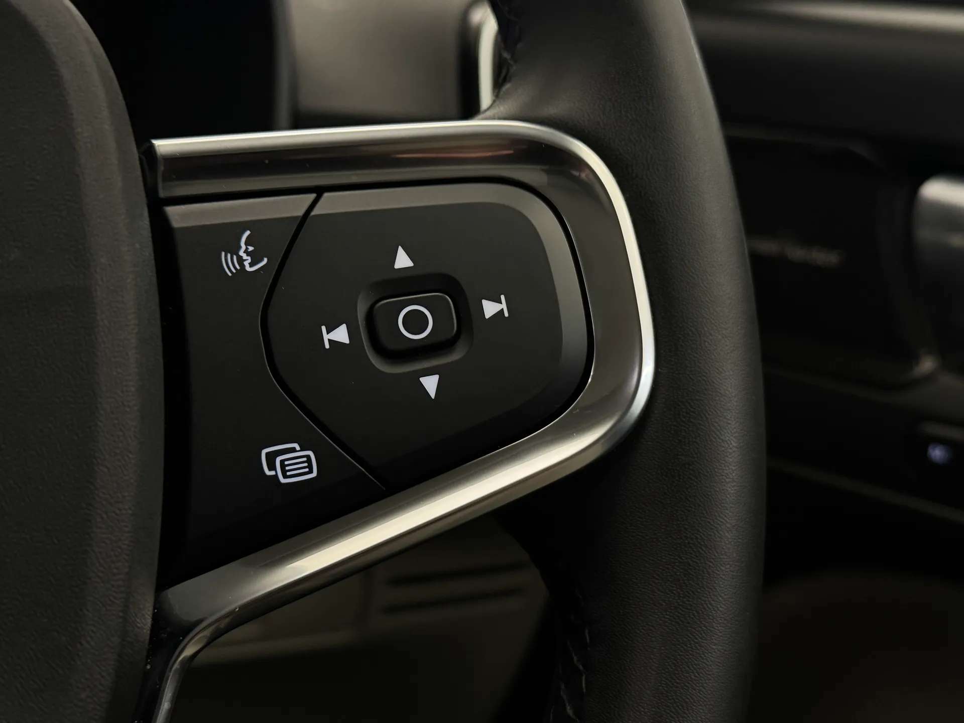 2023 VOLVO XC40 2023 VOLVO XC40