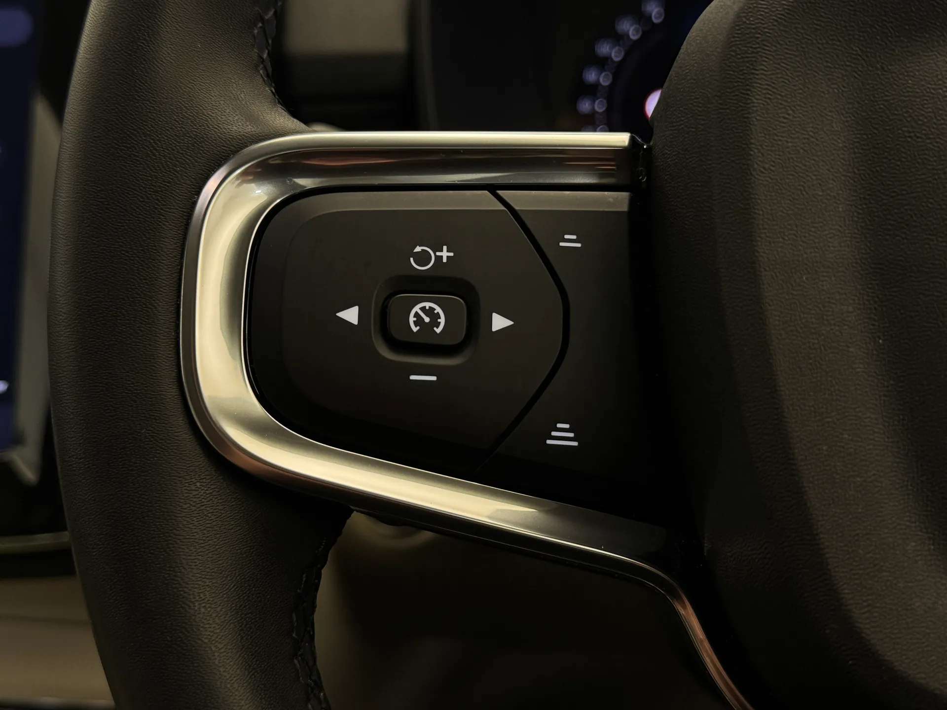 2023 VOLVO XC40 2023 VOLVO XC40