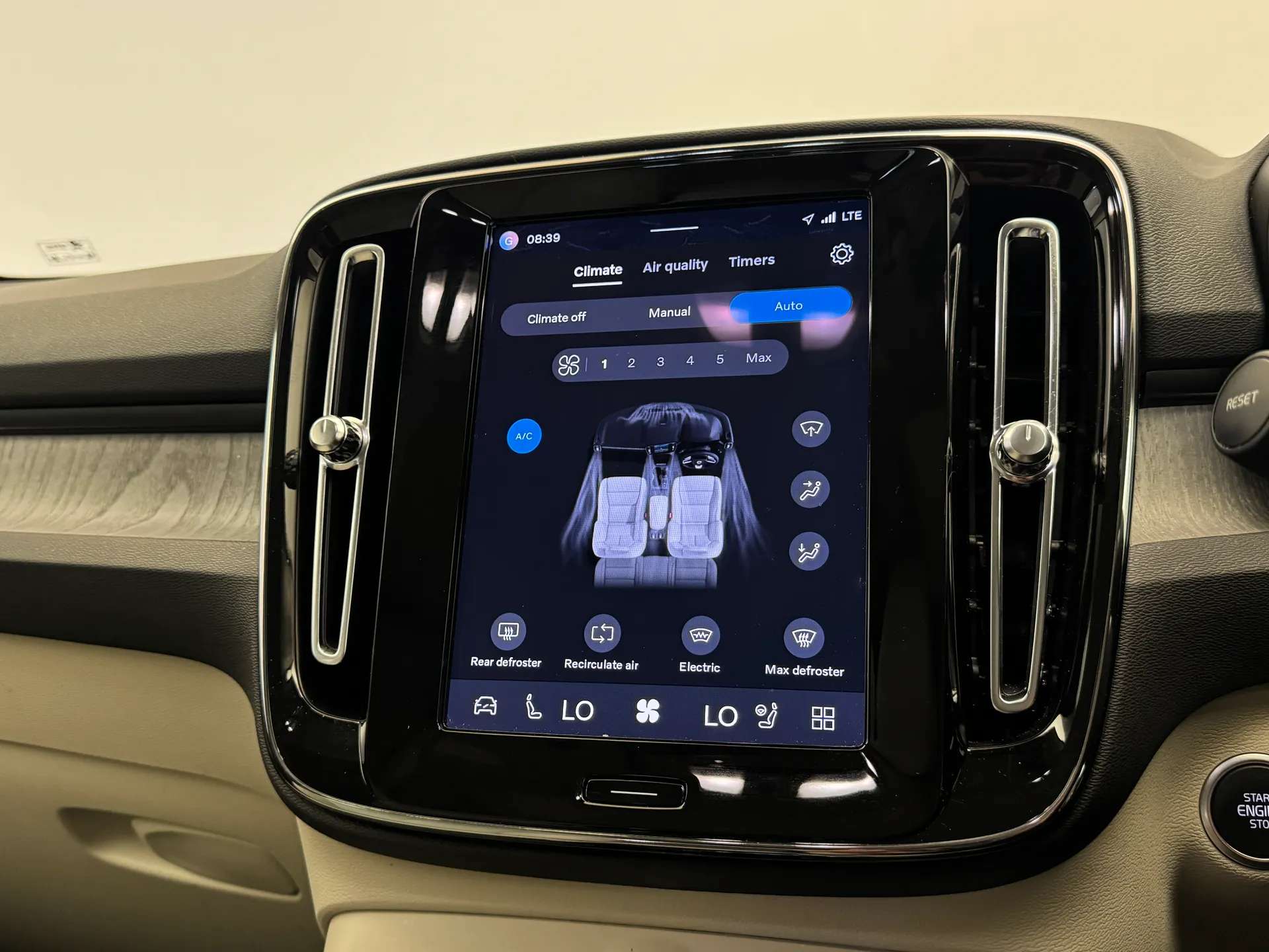 2023 VOLVO XC40 2023 VOLVO XC40
