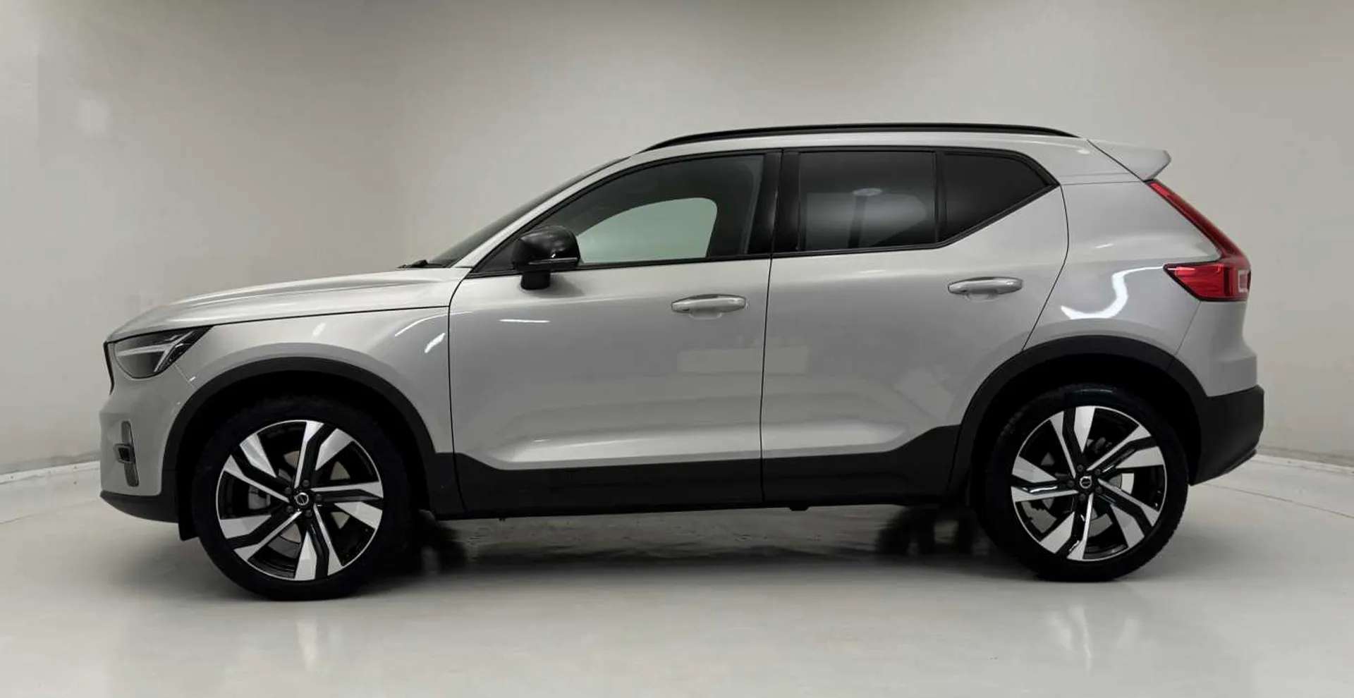 A 2024 VOLVO XC40 2.0 B3P Plus Dark 5dr Auto A 2024 VOLVO XC40 2.0 B3P Plus Dark 5dr Auto