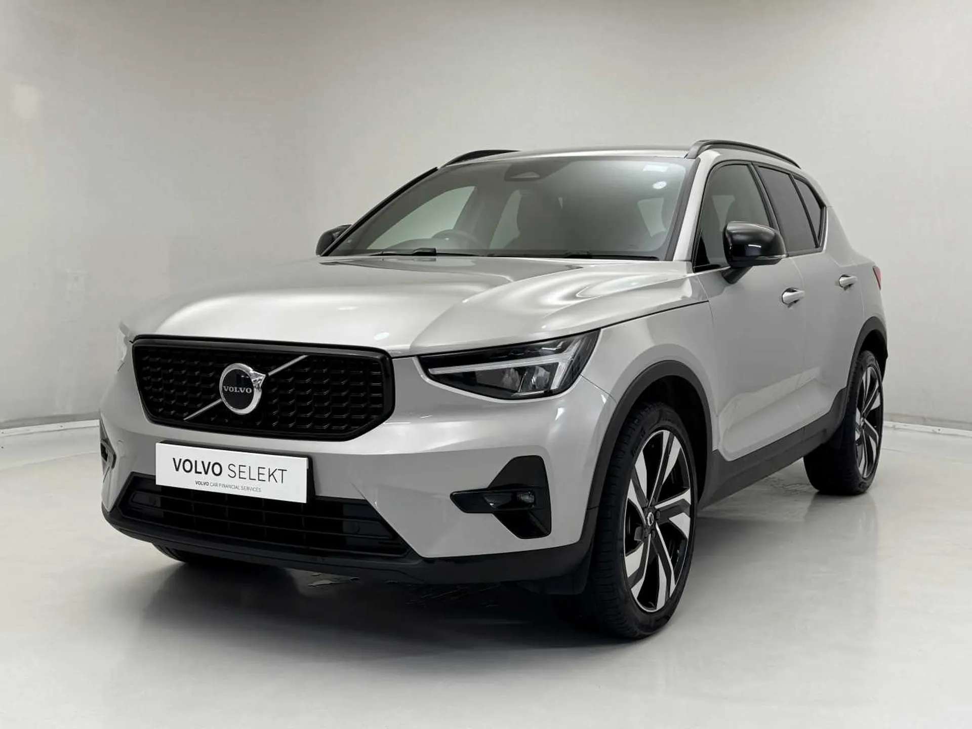 2024 VOLVO XC40 2024 VOLVO XC40