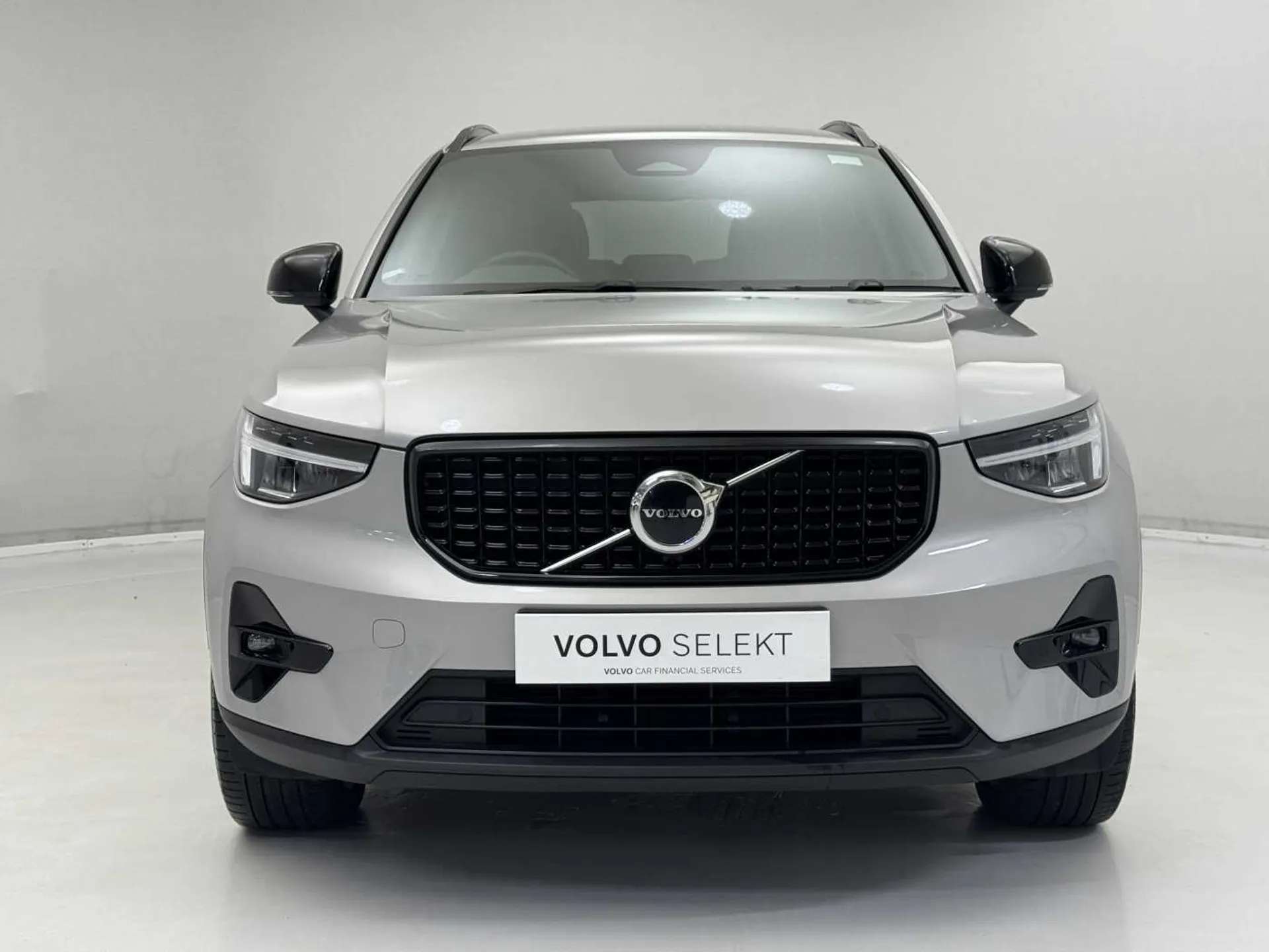 A 2024 VOLVO XC40 2.0 B3P Plus Dark 5dr Auto A 2024 VOLVO XC40 2.0 B3P Plus Dark 5dr Auto