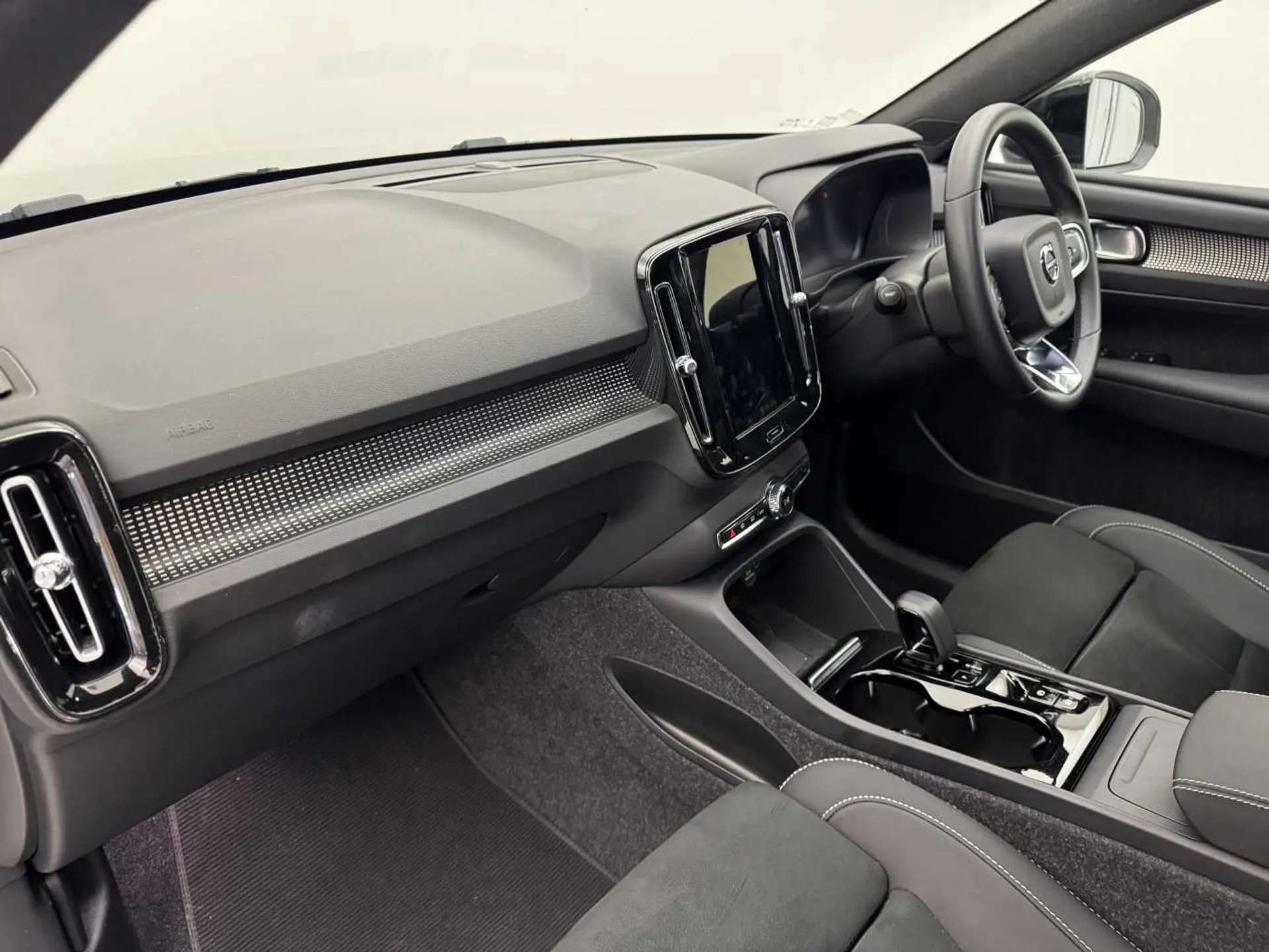 2024 VOLVO XC40 2024 VOLVO XC40