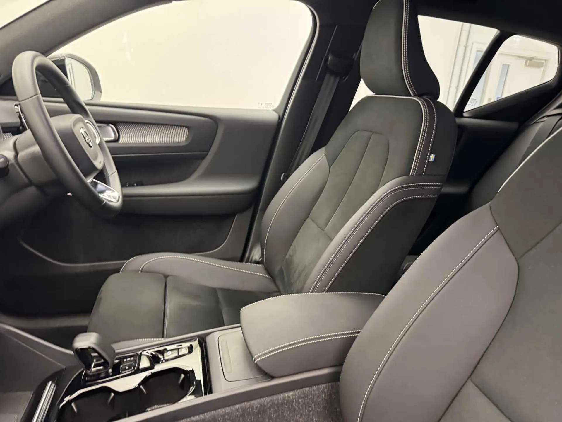 2024 VOLVO XC40 2024 VOLVO XC40