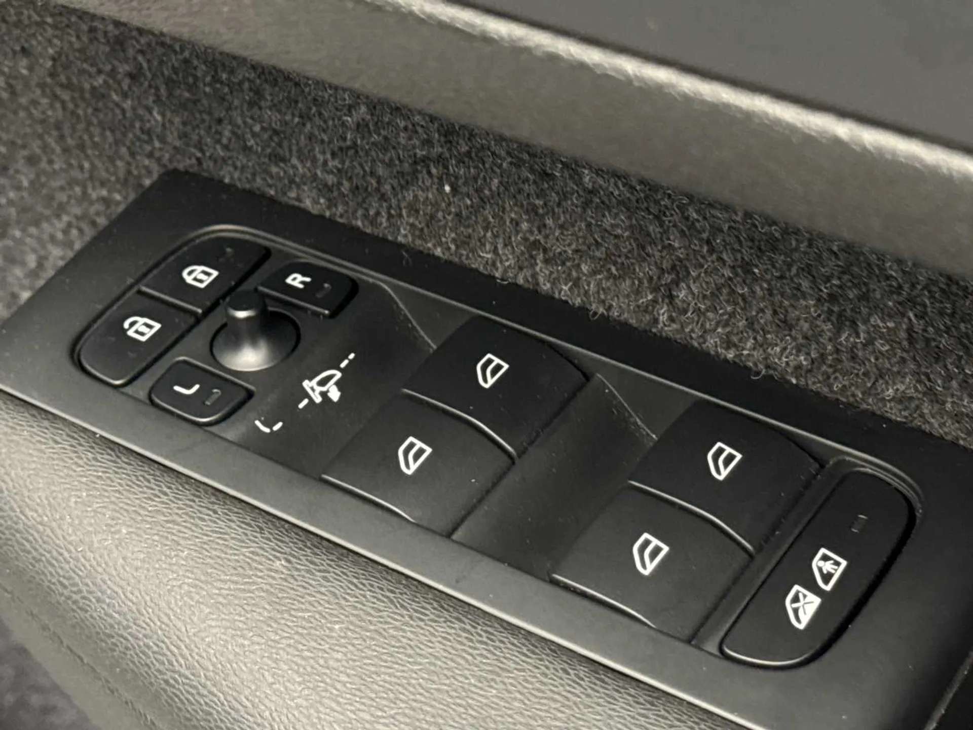 2024 VOLVO XC40 2024 VOLVO XC40