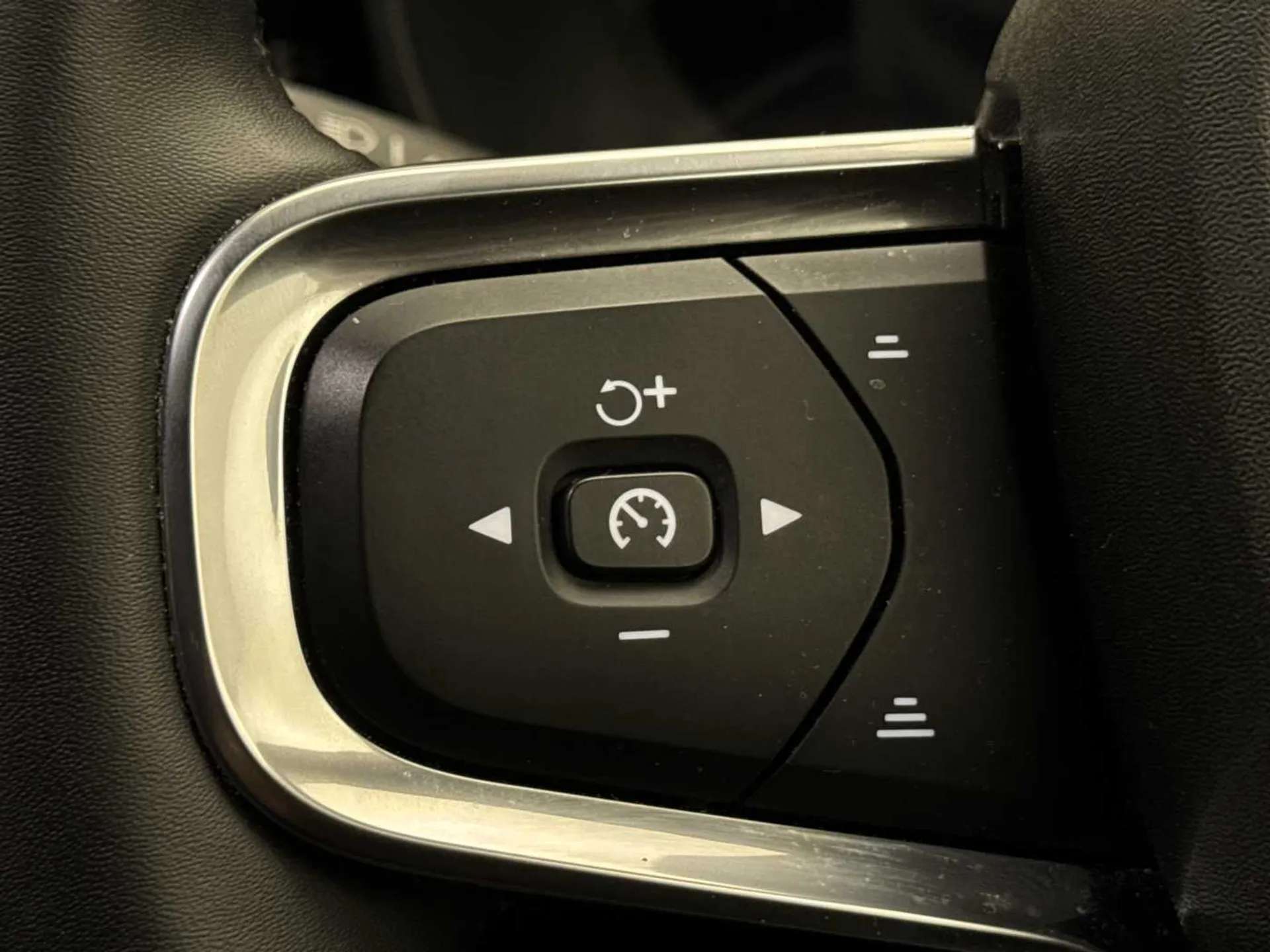 2024 VOLVO XC40 2024 VOLVO XC40