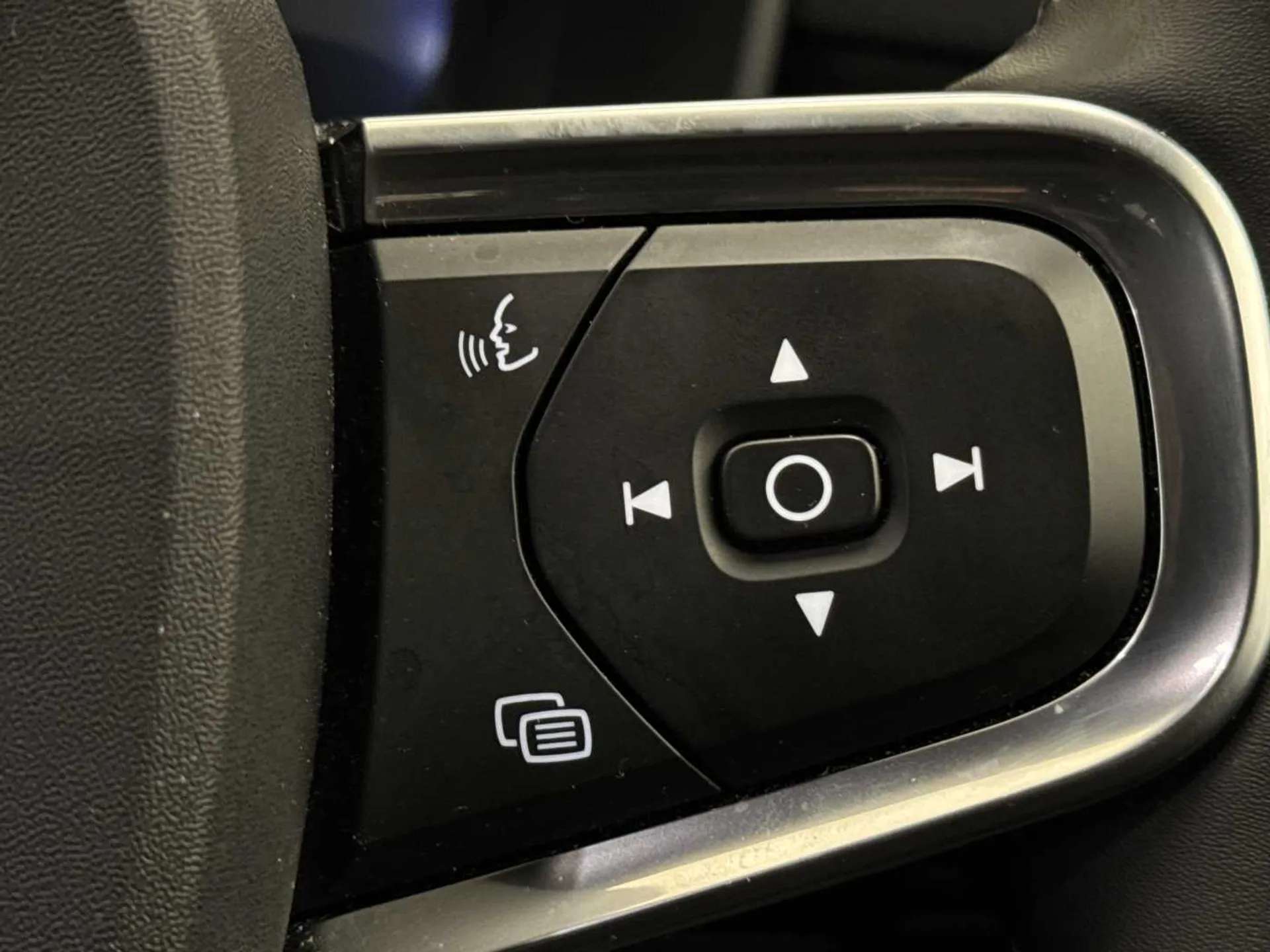 2024 VOLVO XC40 2024 VOLVO XC40