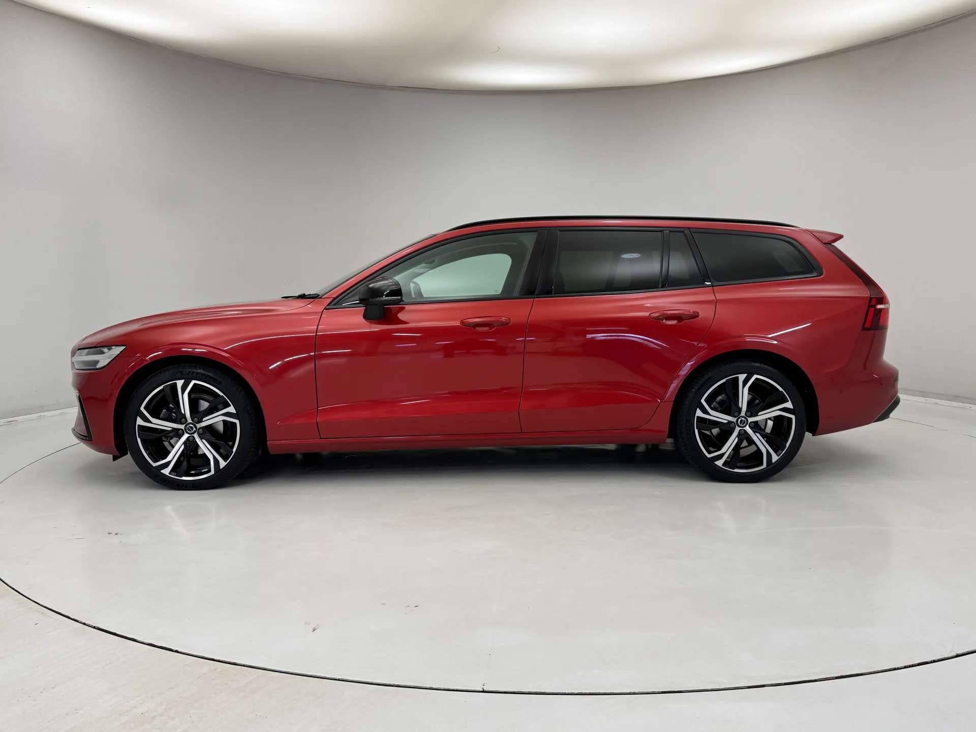 A 2025 VOLVO V60 2.0 B4P Ultra Dark 5dr Auto A 2025 VOLVO V60 2.0 B4P Ultra Dark 5dr Auto