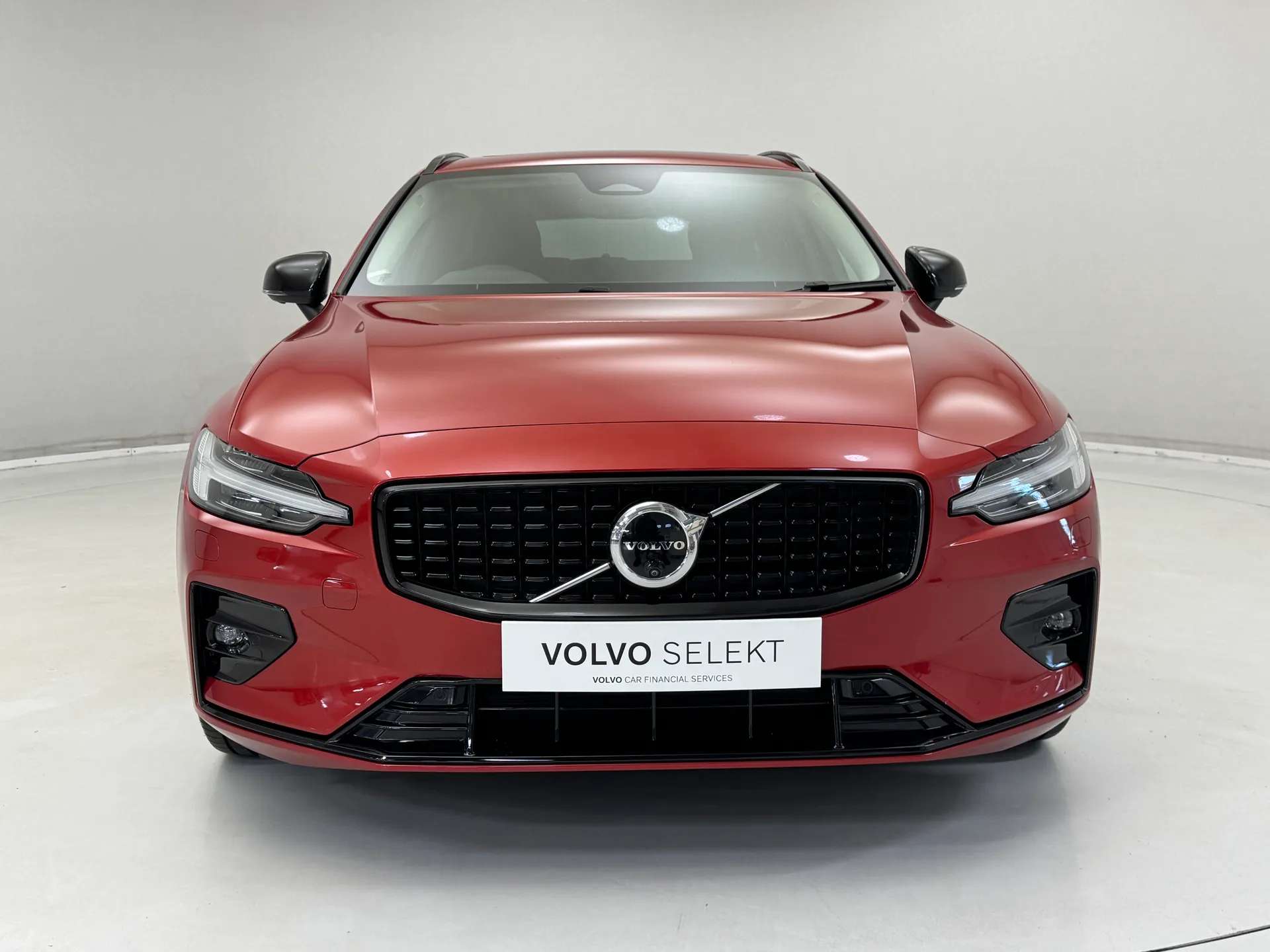 A 2025 VOLVO V60 2.0 B4P Ultra Dark 5dr Auto A 2025 VOLVO V60 2.0 B4P Ultra Dark 5dr Auto